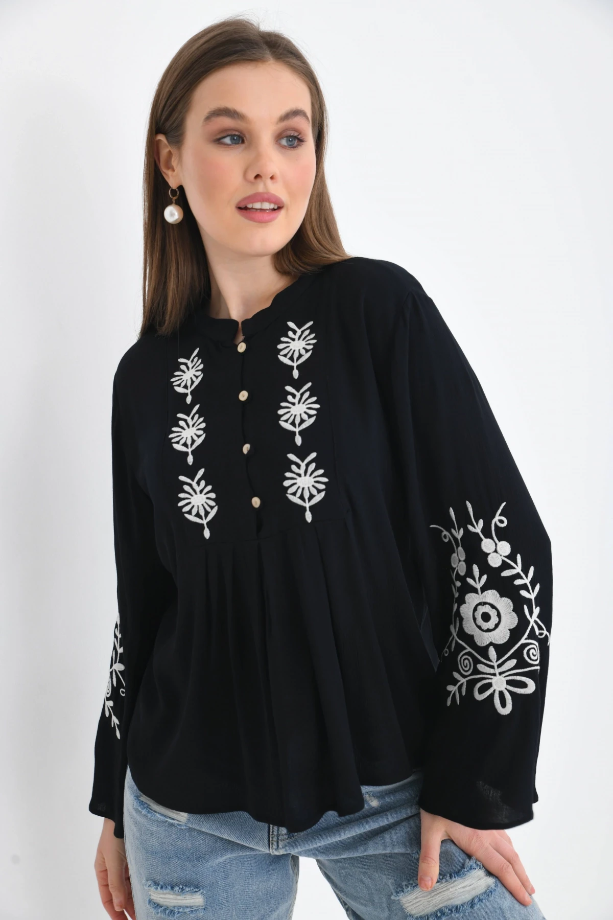 Uzun Kollu Nakışlı Bluz