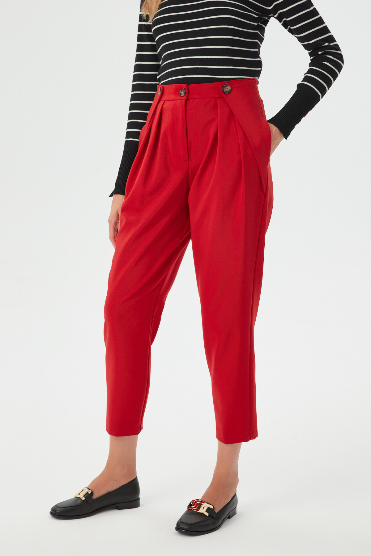 Kadın Kırmızı Beli Düğme  Detaylı Pileli Kumaş Pantolon