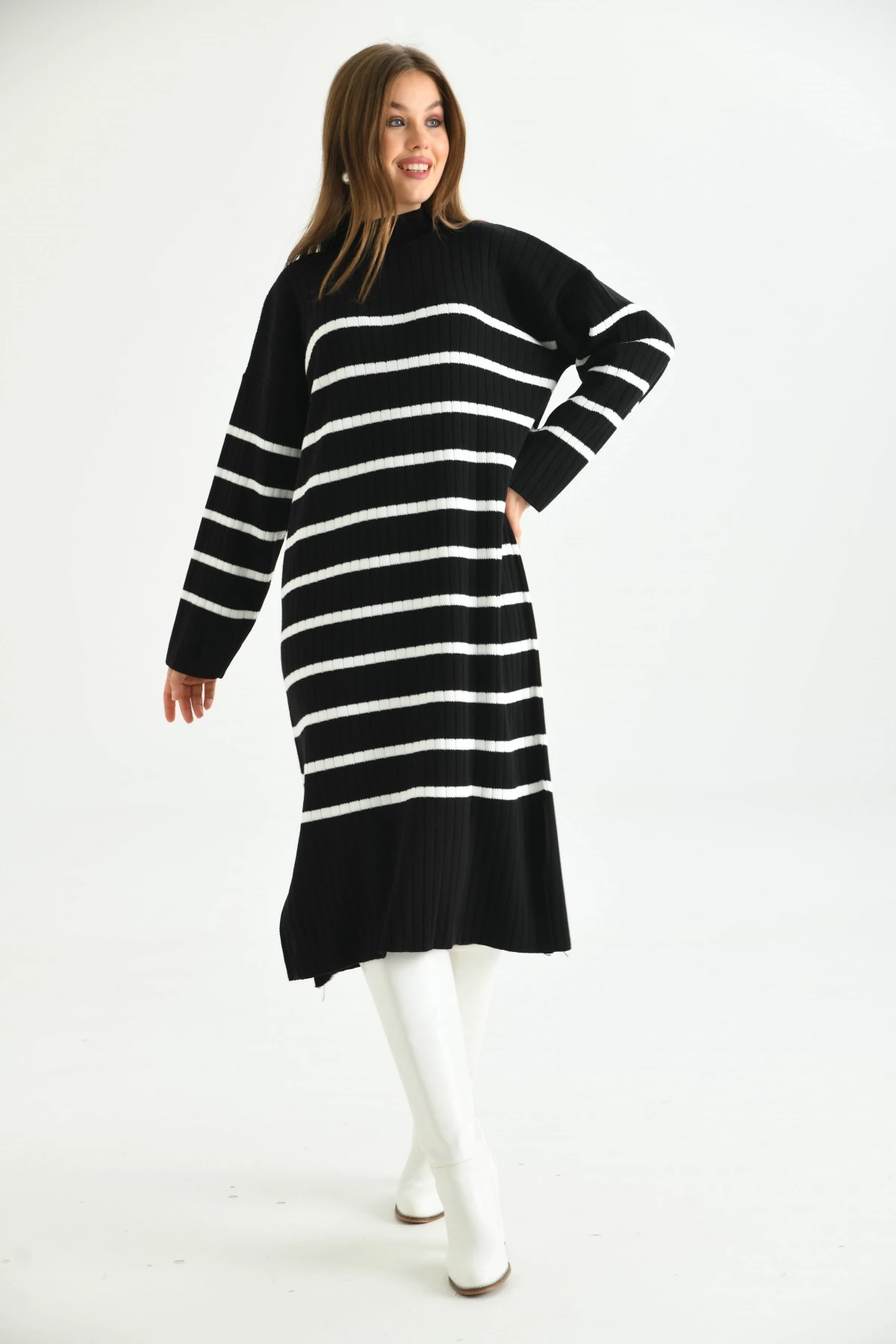 Kadın Siyah Çizgili Desen Dik Yaka RIB Örme Yandan Yırtmaçlı Uzun Salaş Triko Elbise