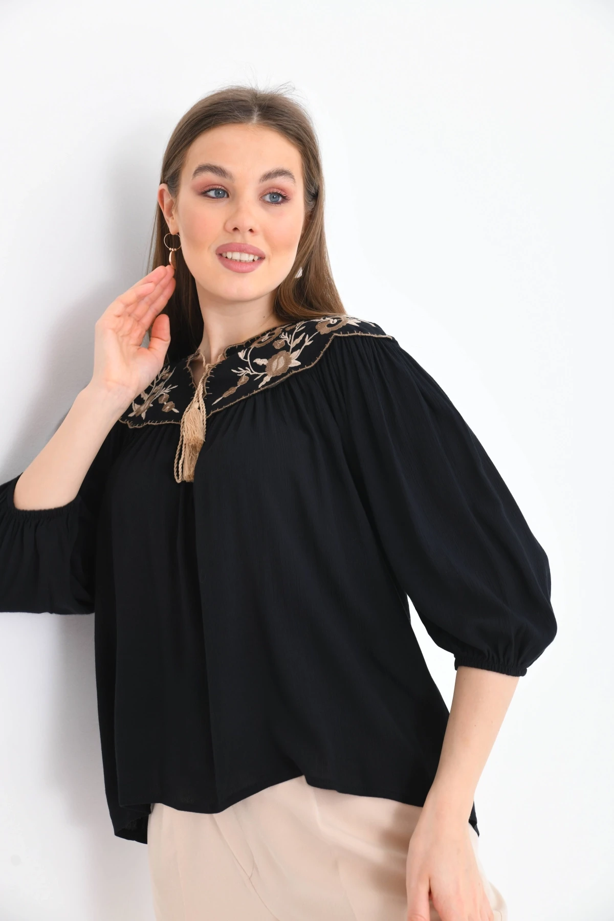 Kadın Bağlama Detay Nakışlı Salaş Bluz