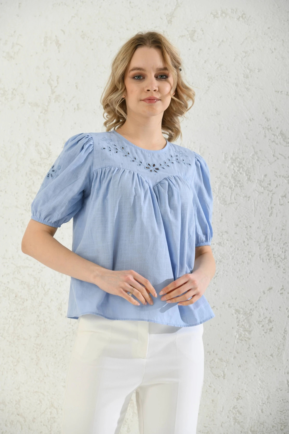 Bisiklet Yaka Nakış İşlemeli Keten Gömlek