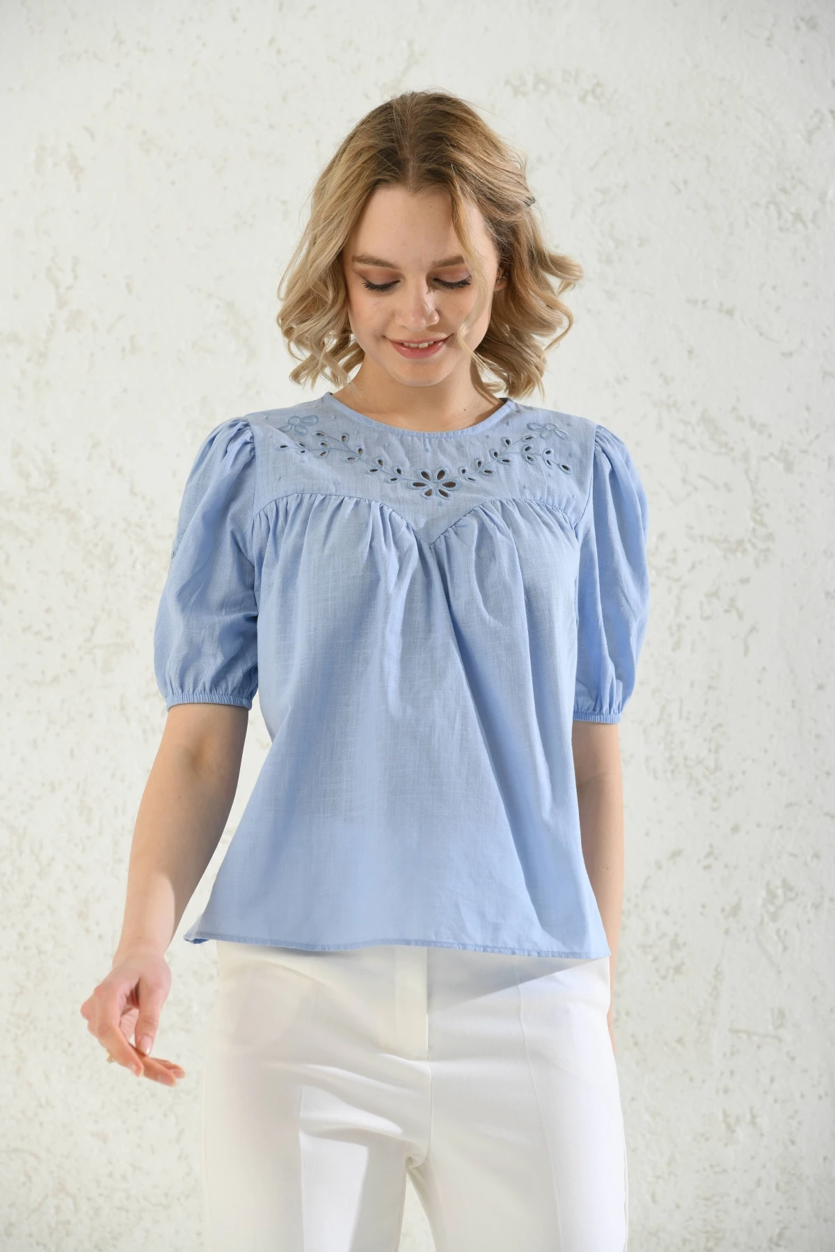 Bisiklet Yaka Nakış İşlemeli Keten Gömlek