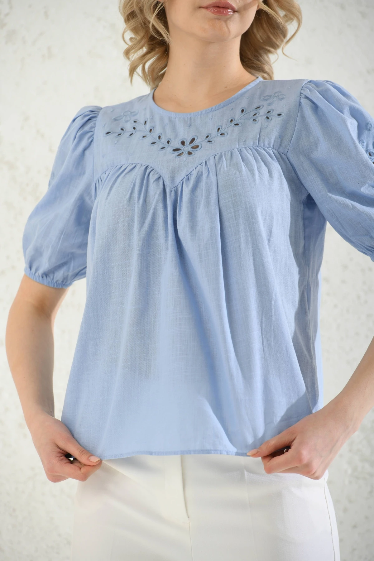 Bisiklet Yaka Nakış İşlemeli Keten Gömlek