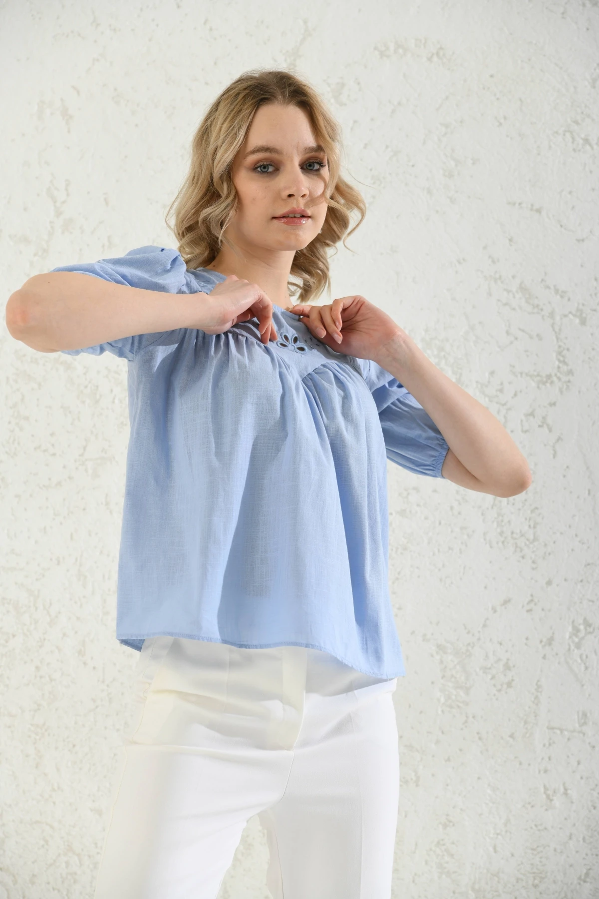 Bisiklet Yaka Nakış İşlemeli Keten Gömlek