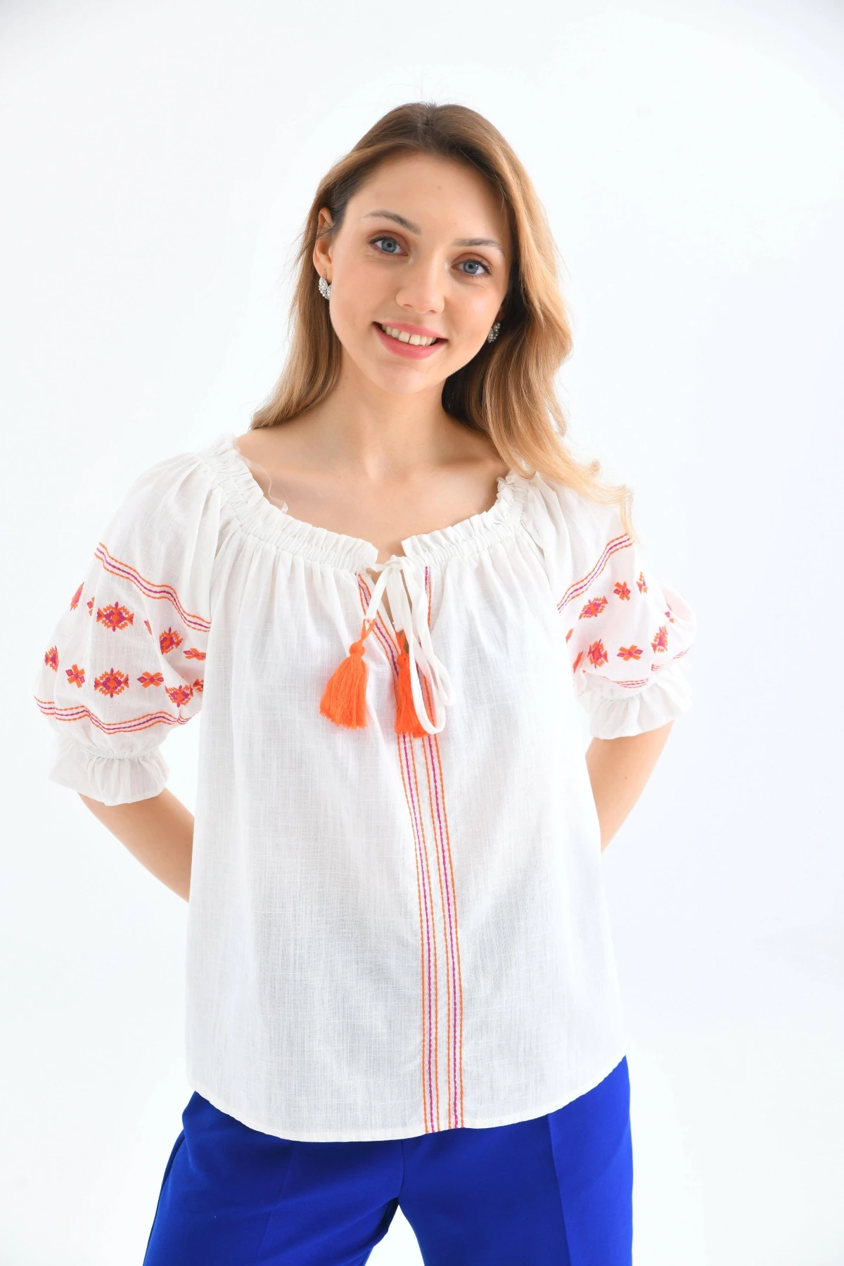 Madonna Yaka Nakış Detay Balon Kol Kısa Bluz