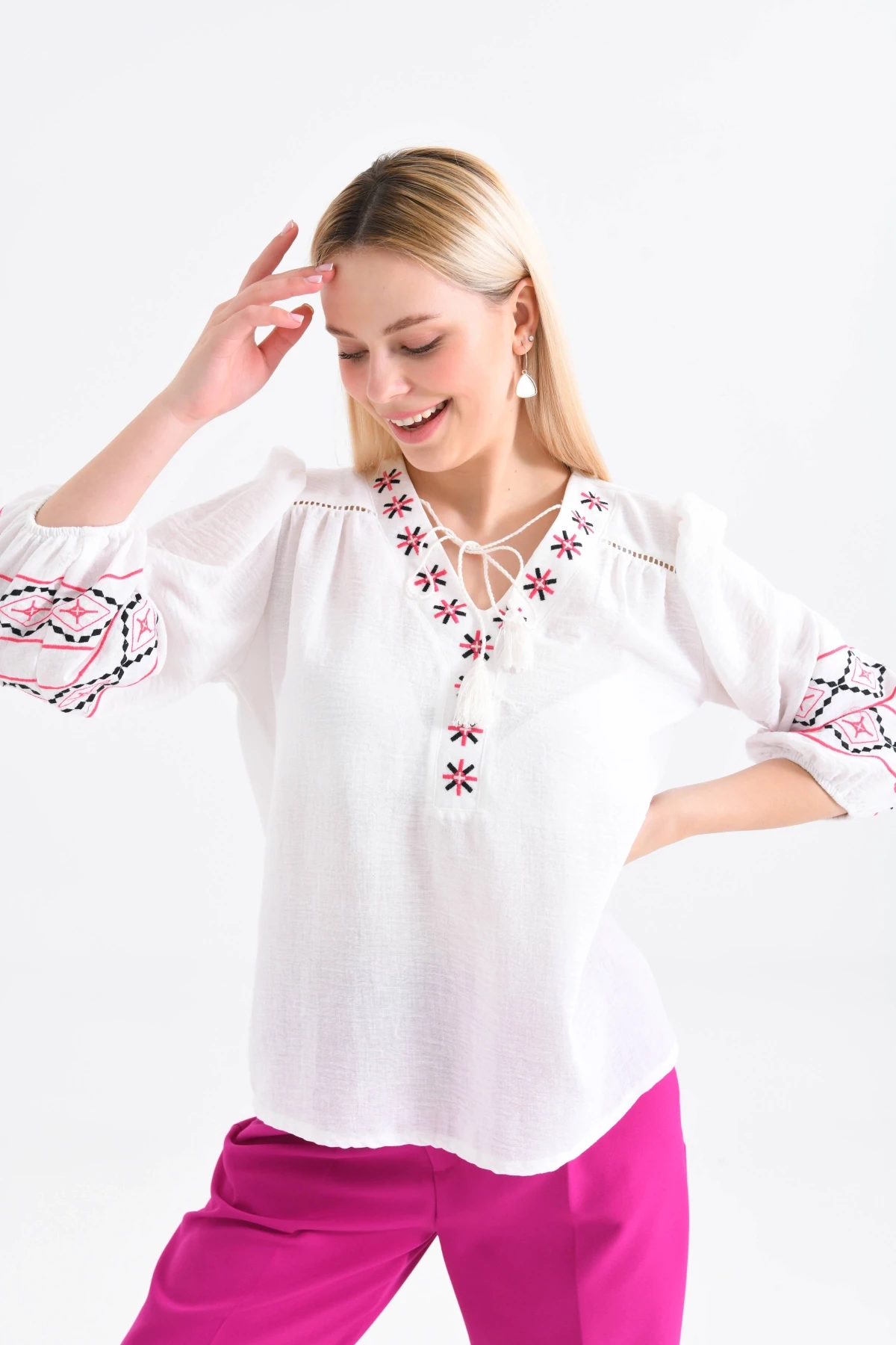 Kadın V Yaka Nakış Bağlama Detaylı Salaş Bluz