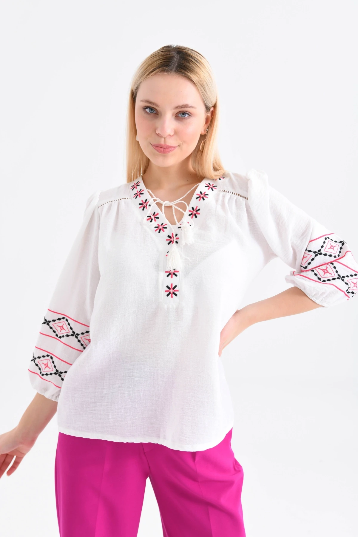 Kadın V Yaka Nakış Bağlama Detaylı Salaş Bluz