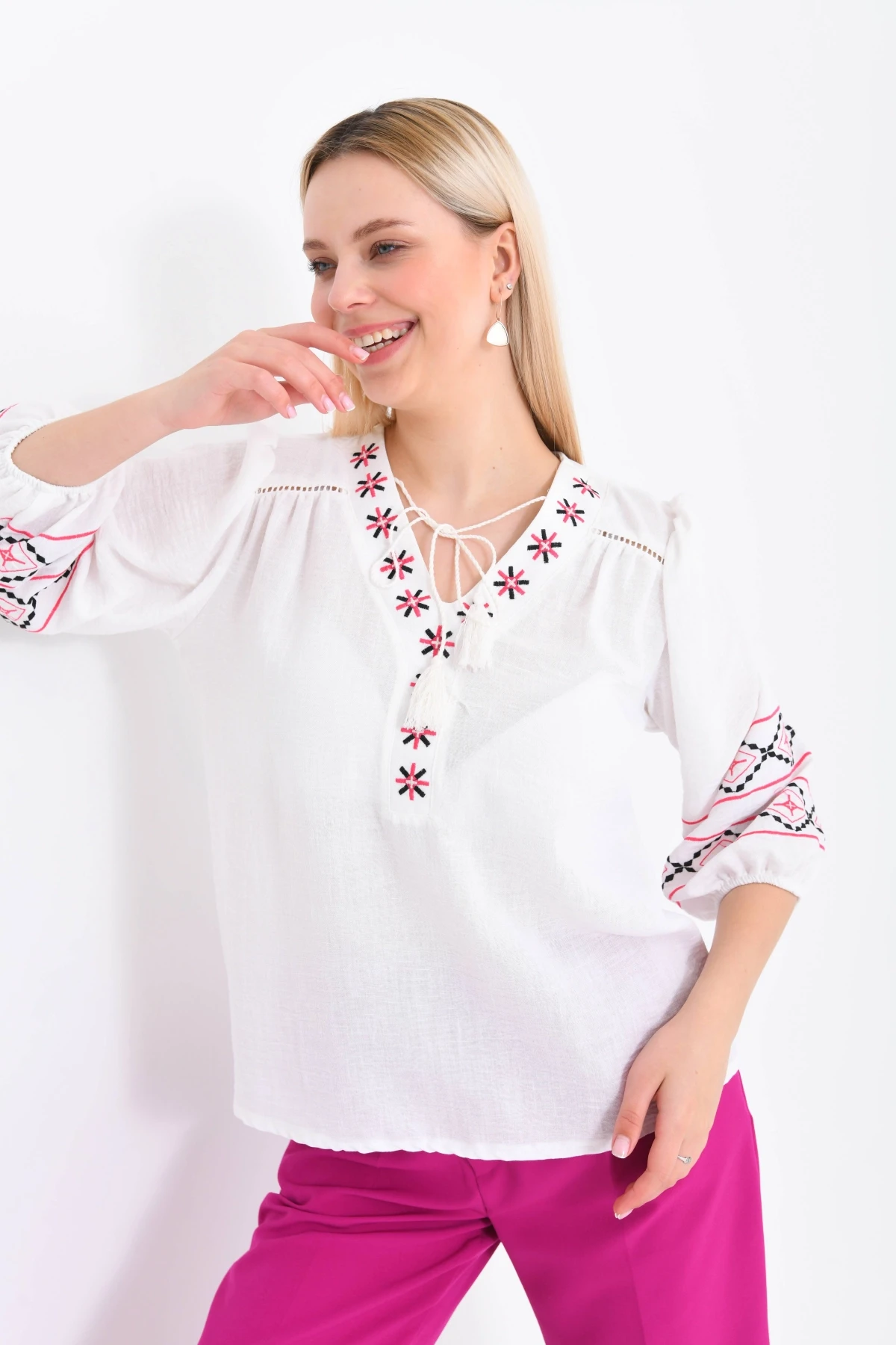 Kadın V Yaka Nakış Bağlama Detaylı Salaş Bluz