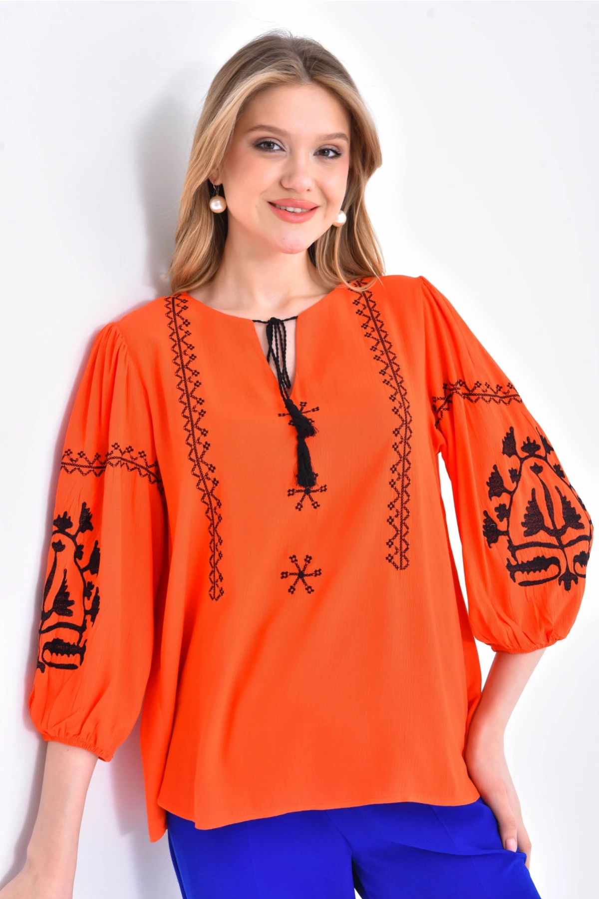 Kadın Nakış İşelmeli Bağcıklı Uzun Kol Dokuma Bluz