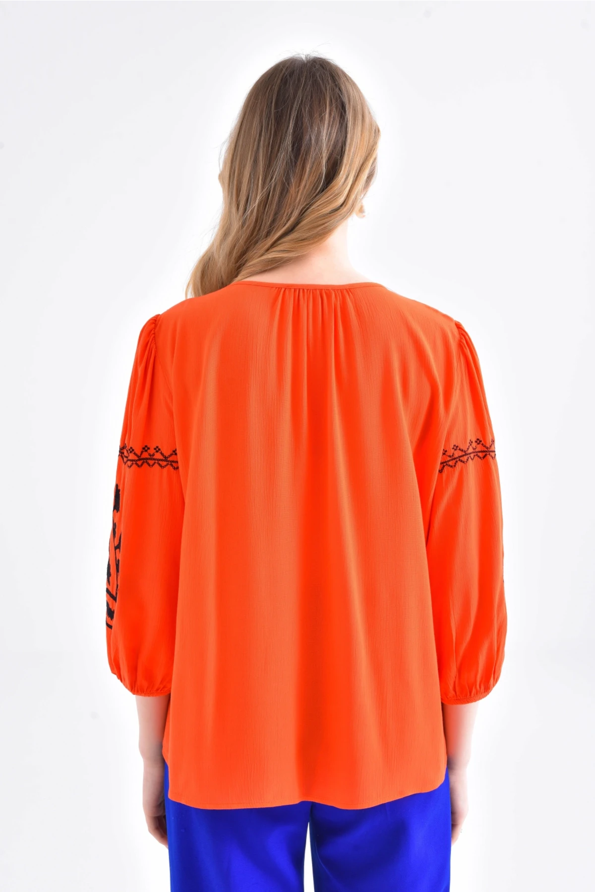 Kadın Nakış İşelmeli Bağcıklı Uzun Kol Dokuma Bluz