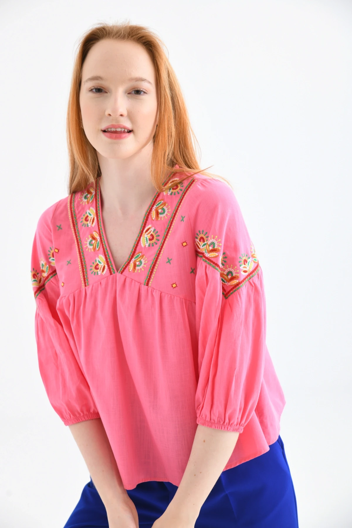 V Yaka Nakış Detaylı Salaş Dokuma Bluz