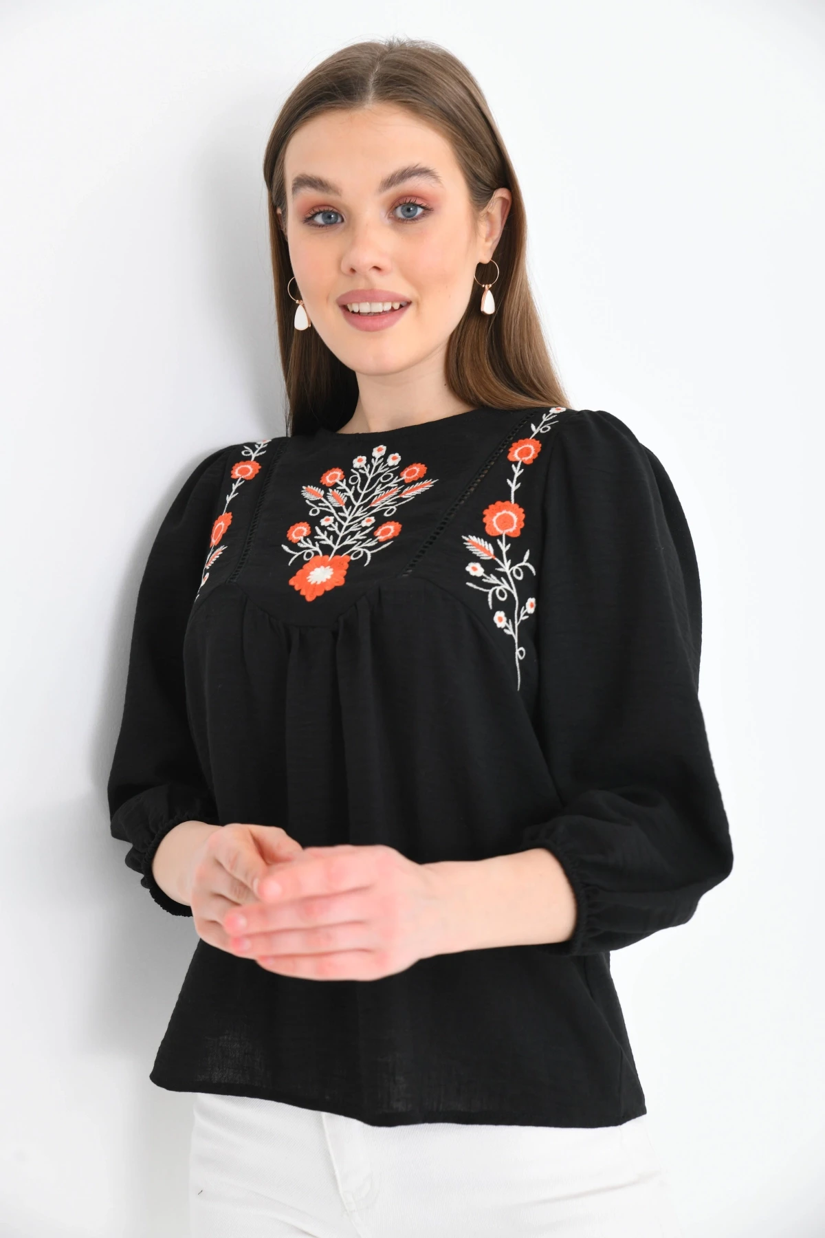 Kadın Siyah Bisiklet Yaka Balon Kol Nakışlı Aerobin Dokuma Bluz