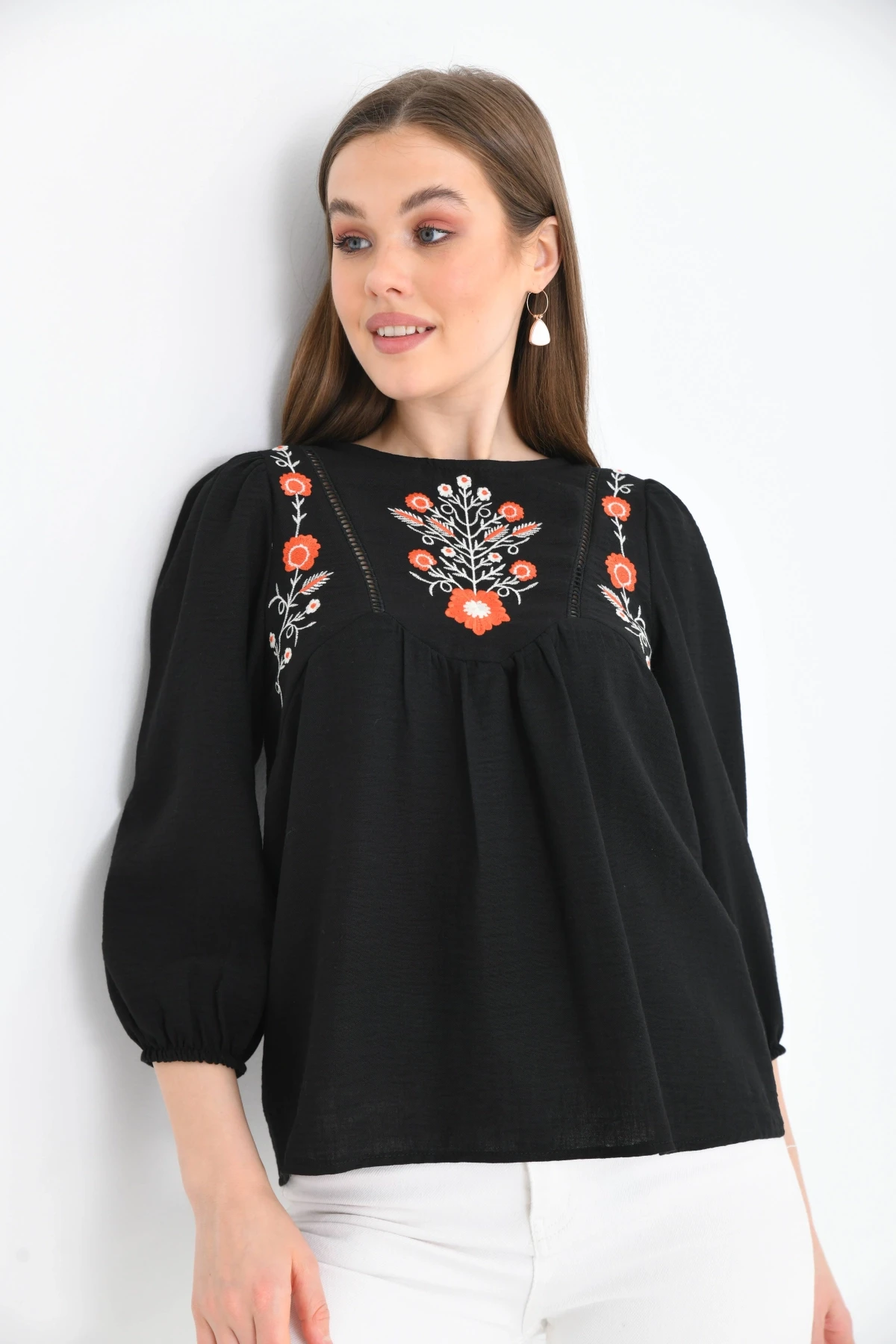 Kadın Siyah Bisiklet Yaka Balon Kol Nakışlı Aerobin Dokuma Bluz