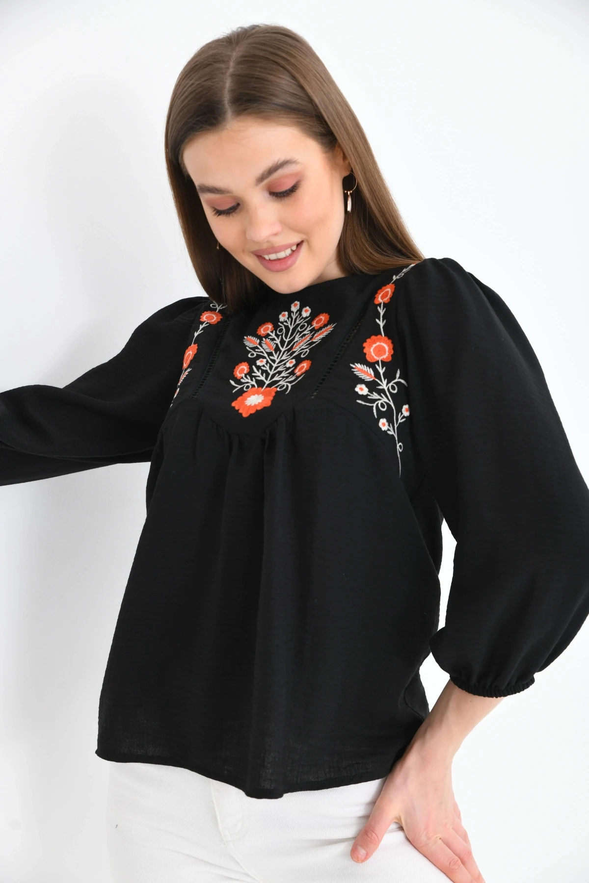 Kadın Siyah Bisiklet Yaka Balon Kol Nakışlı Aerobin Dokuma Bluz