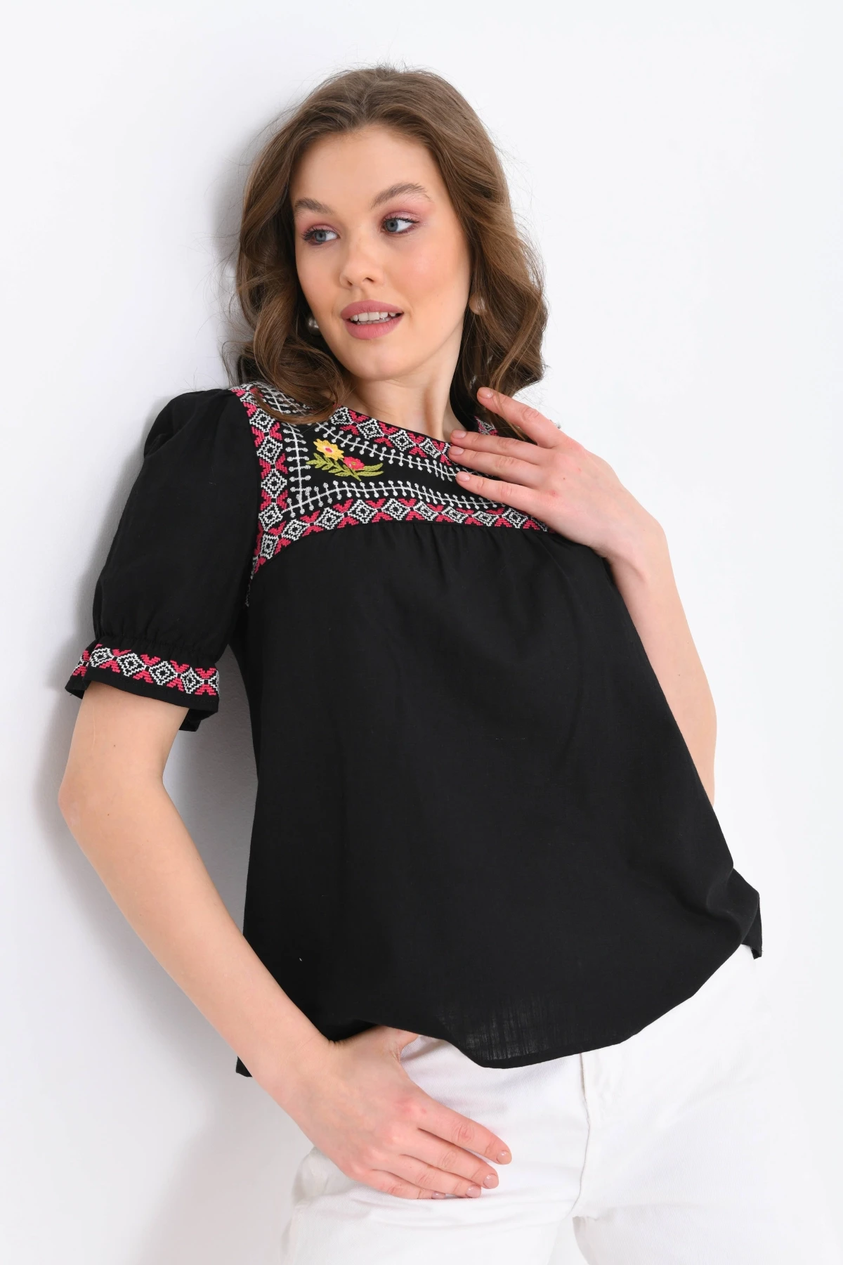 Bisiklet Yaka Nakış İşlemeli Dokuma Gömlek