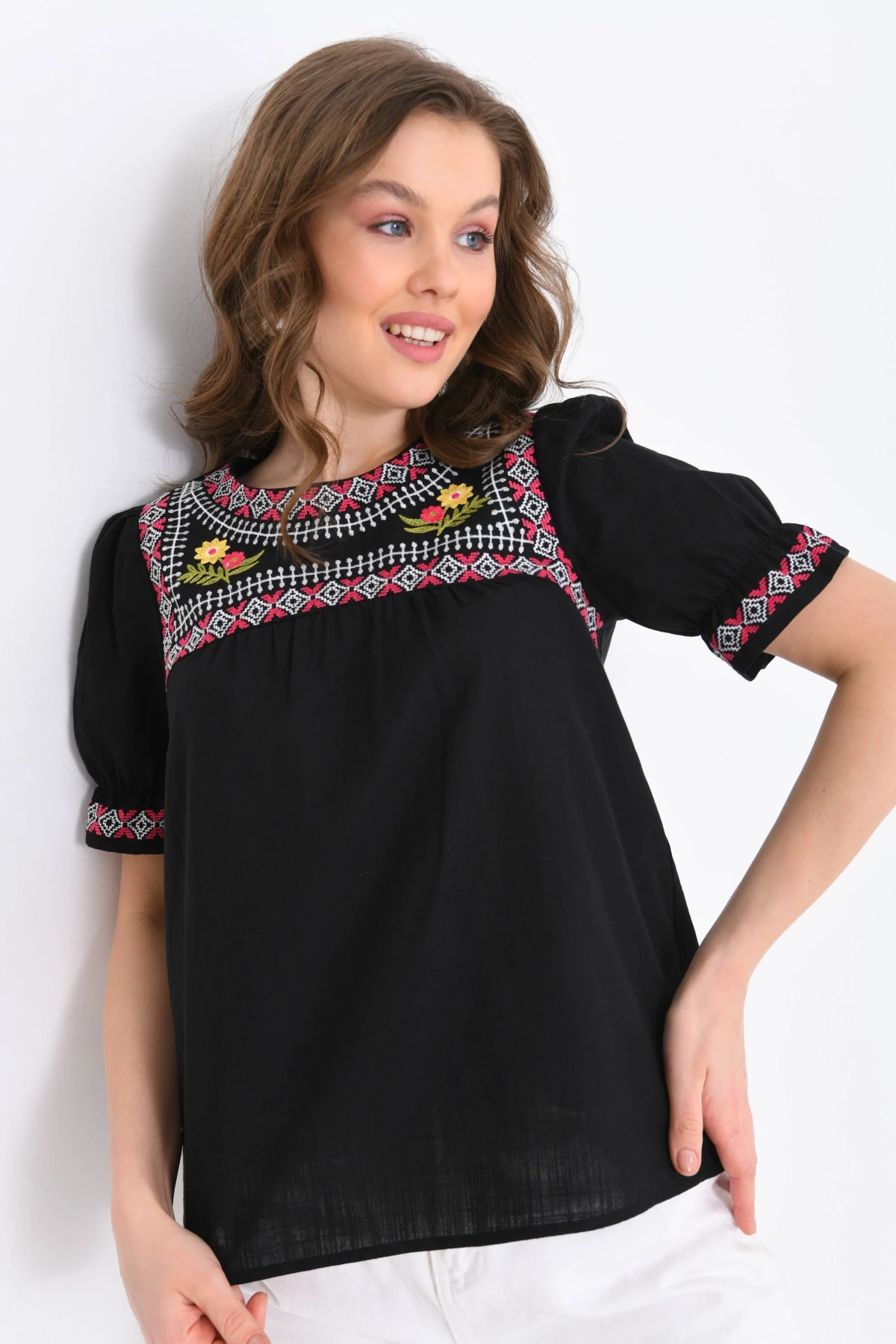 Bisiklet Yaka Nakış İşlemeli Dokuma Gömlek