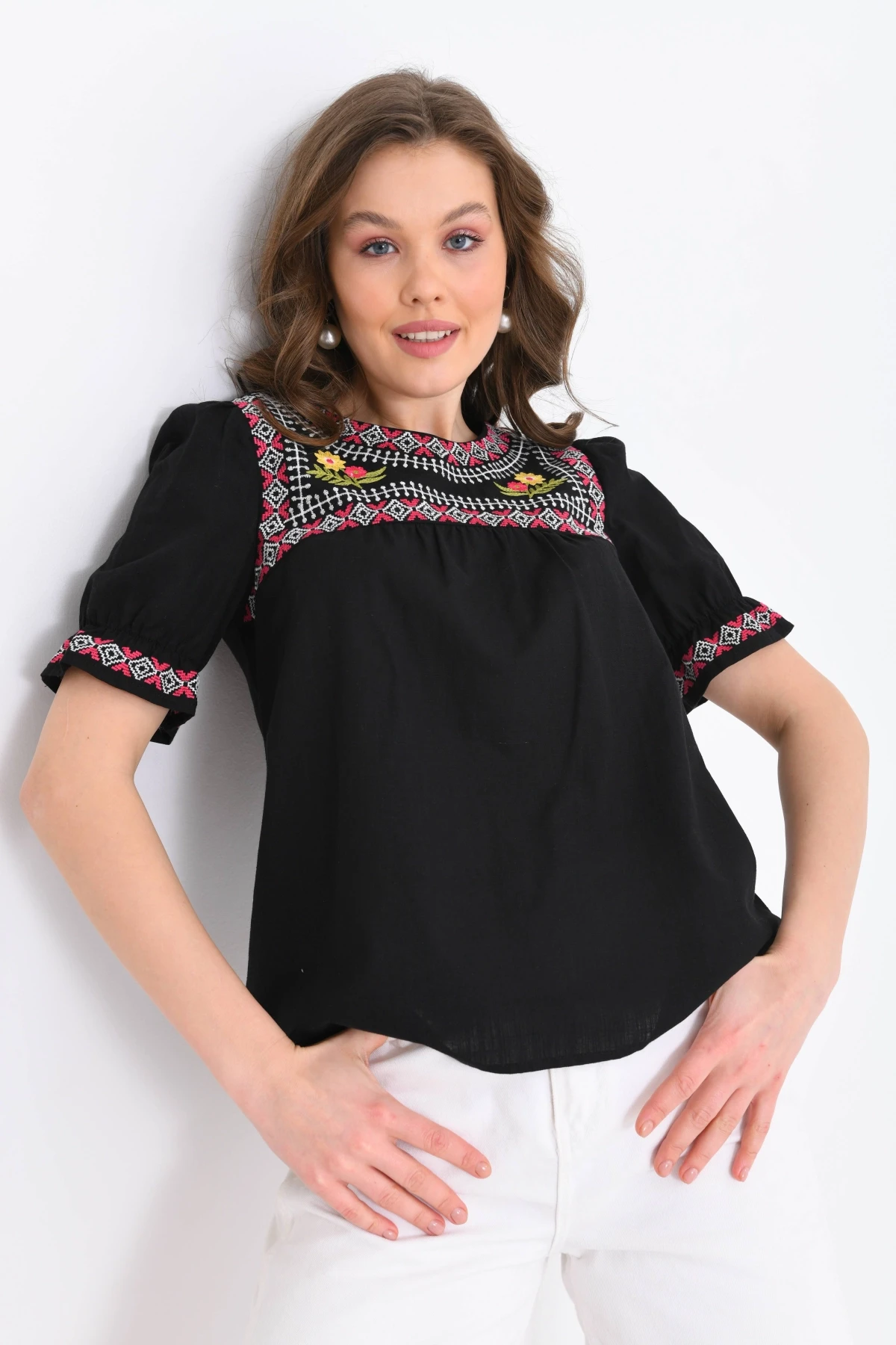 Bisiklet Yaka Nakış İşlemeli Dokuma Gömlek