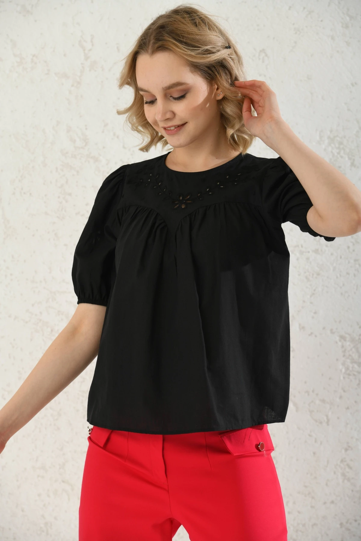 Bisiklet Yaka Nakış İşlemeli Keten Gömlek