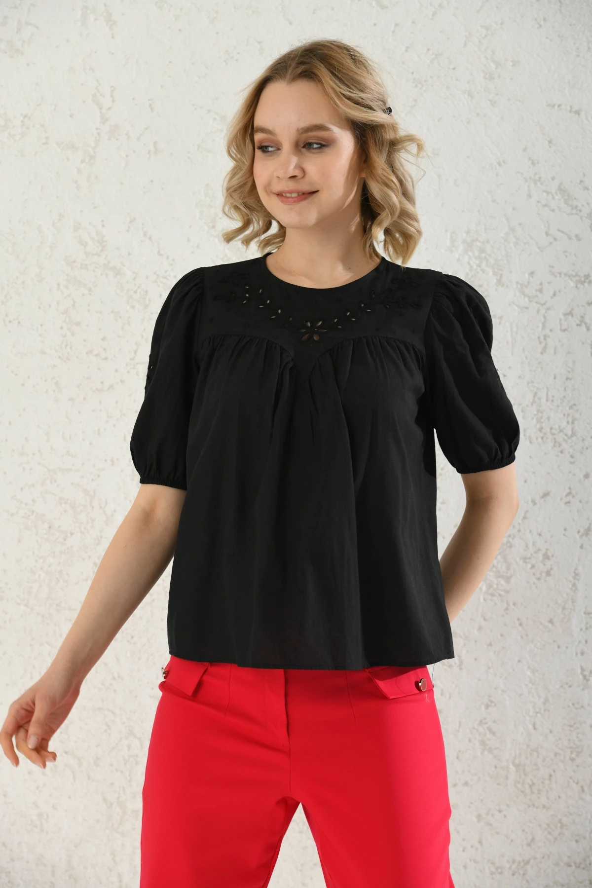 Bisiklet Yaka Nakış İşlemeli Keten Gömlek