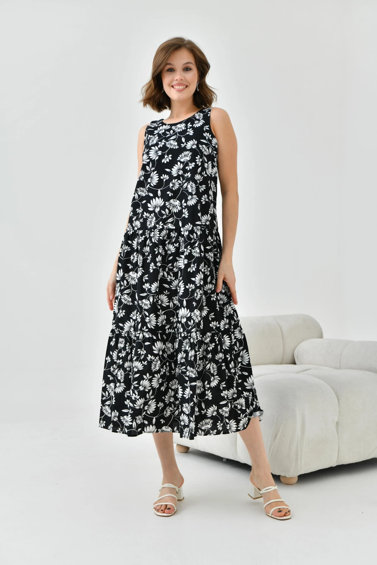 Kadın Siyah Çiçek Desenli Volan  Detaylı Kolsuz Dokuma Elbise