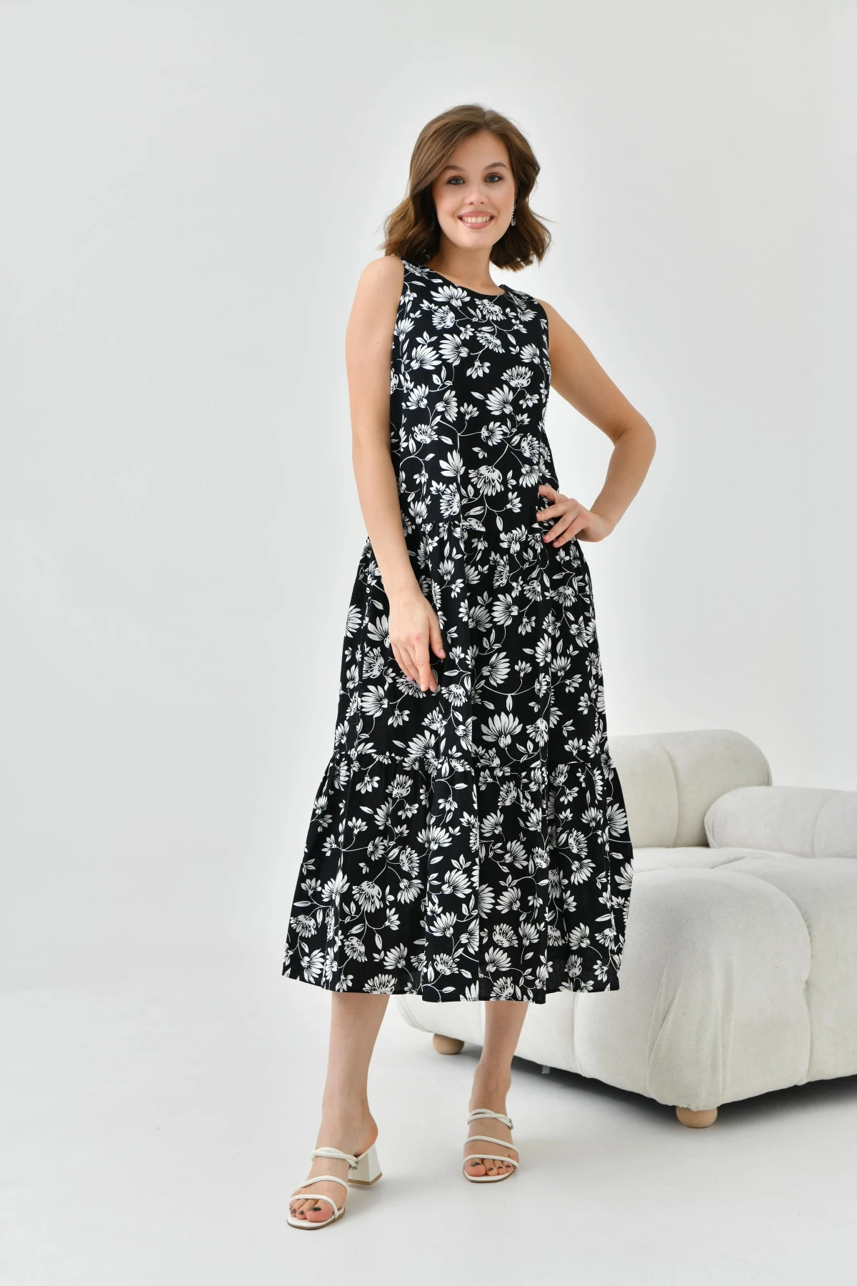 Kadın Siyah Çiçek Desenli Volan  Detaylı Kolsuz Dokuma Elbise