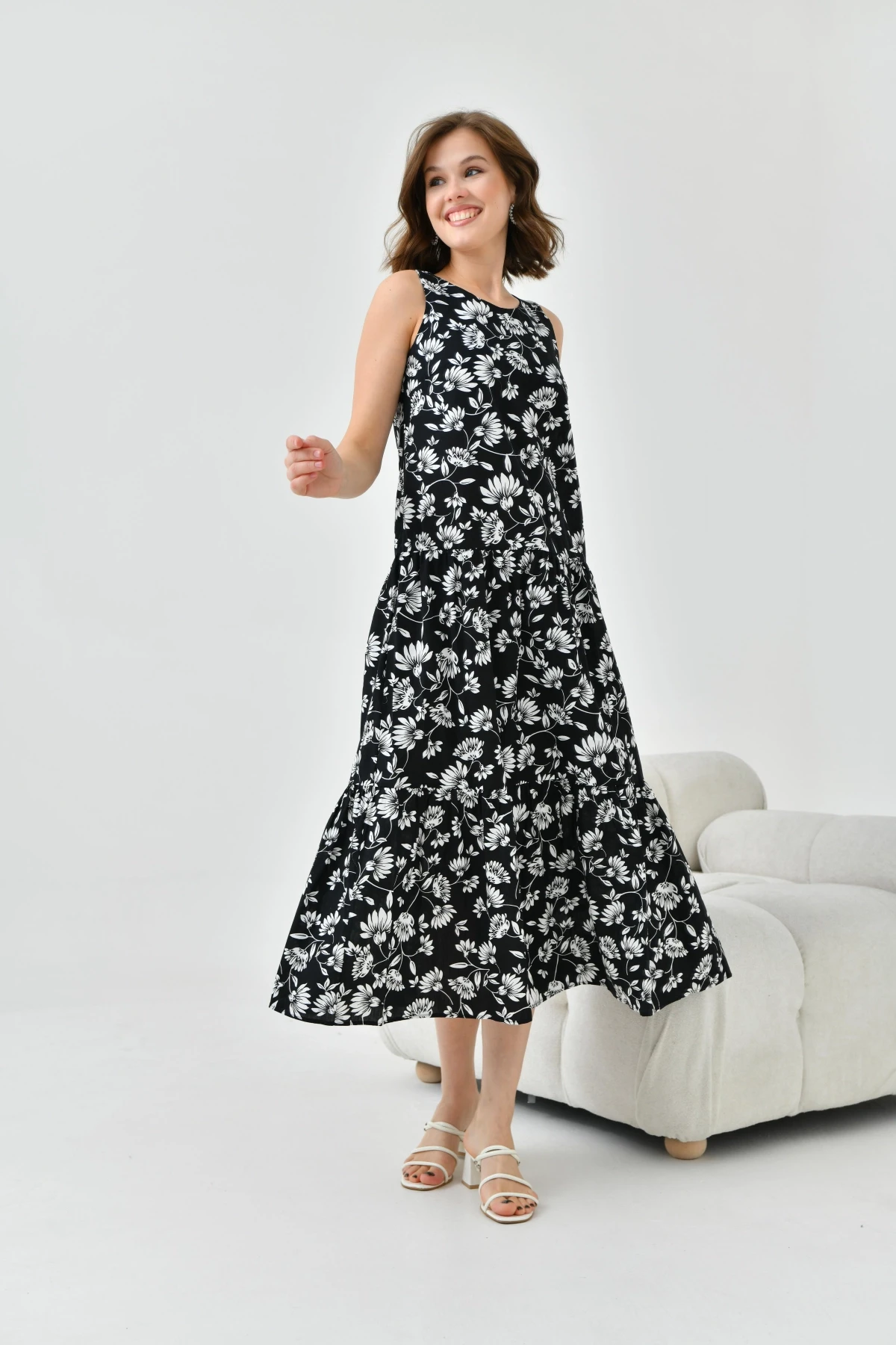 Kadın Siyah Çiçek Desenli Volan  Detaylı Kolsuz Dokuma Elbise