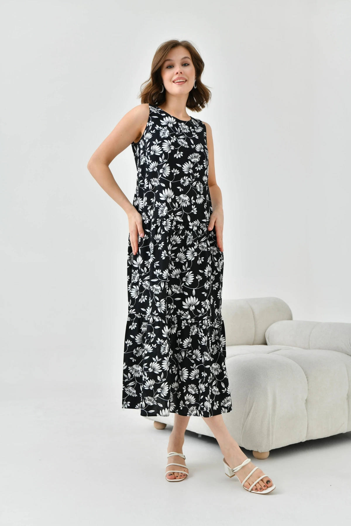 Kadın Siyah Çiçek Desenli Volan  Detaylı Kolsuz Dokuma Elbise