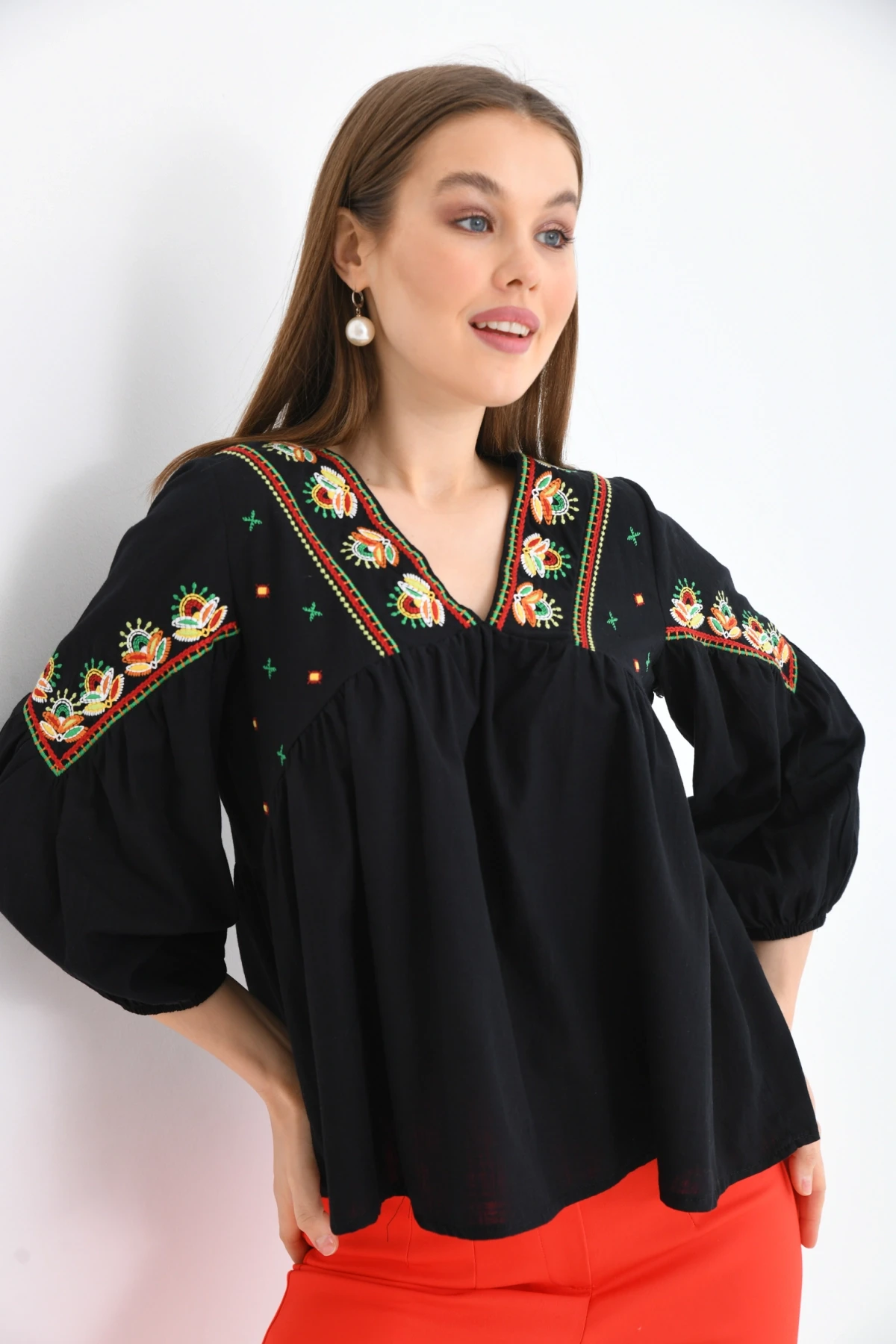 V Yaka Nakış Detaylı Salaş Dokuma Bluz