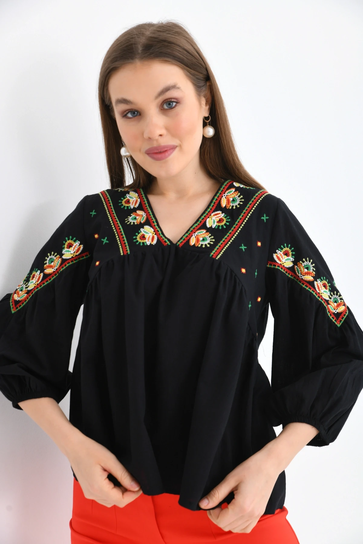 V Yaka Nakış Detaylı Salaş Dokuma Bluz