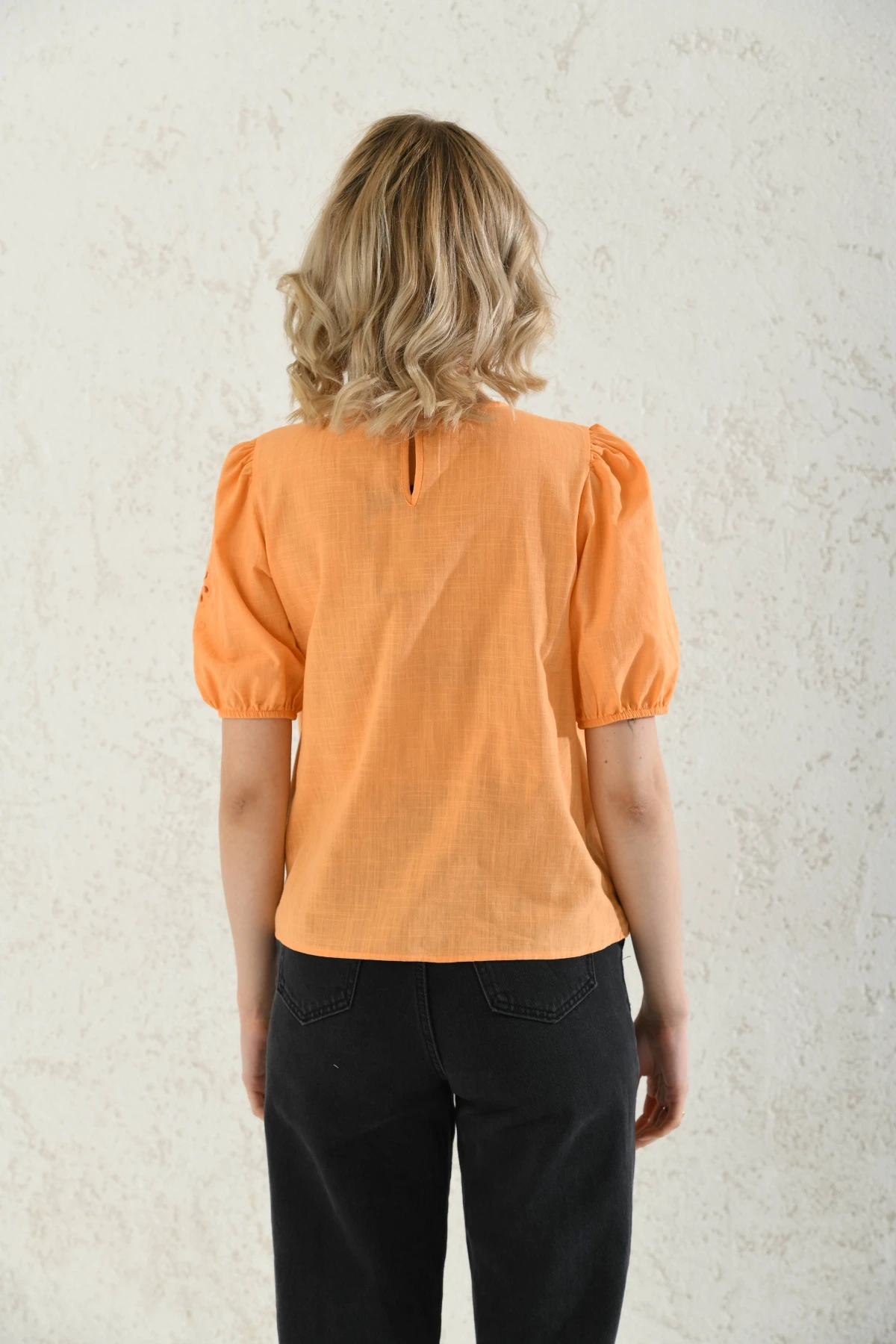 Bisiklet Yaka Nakış İşlemeli Keten Gömlek