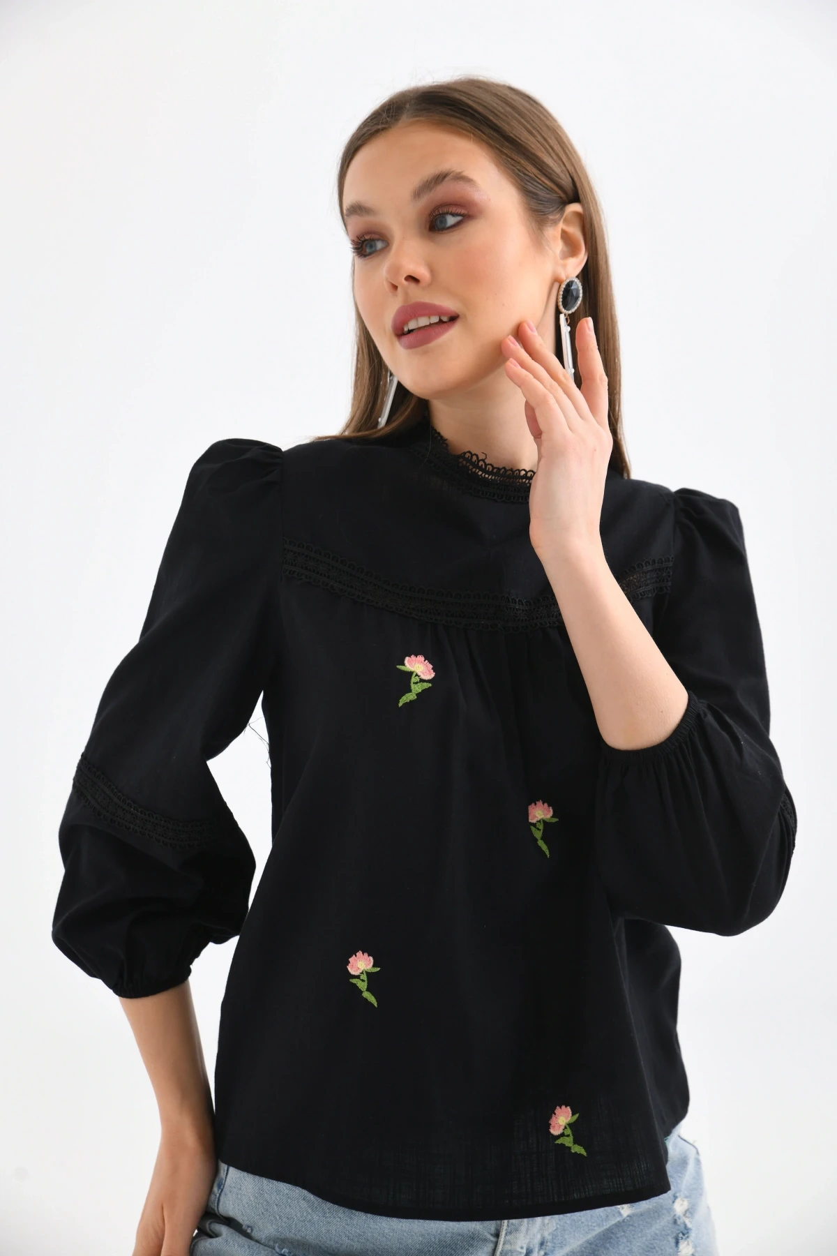 Kadın Uzun Kol Güpür Detay Nakışlı Keten Bluz