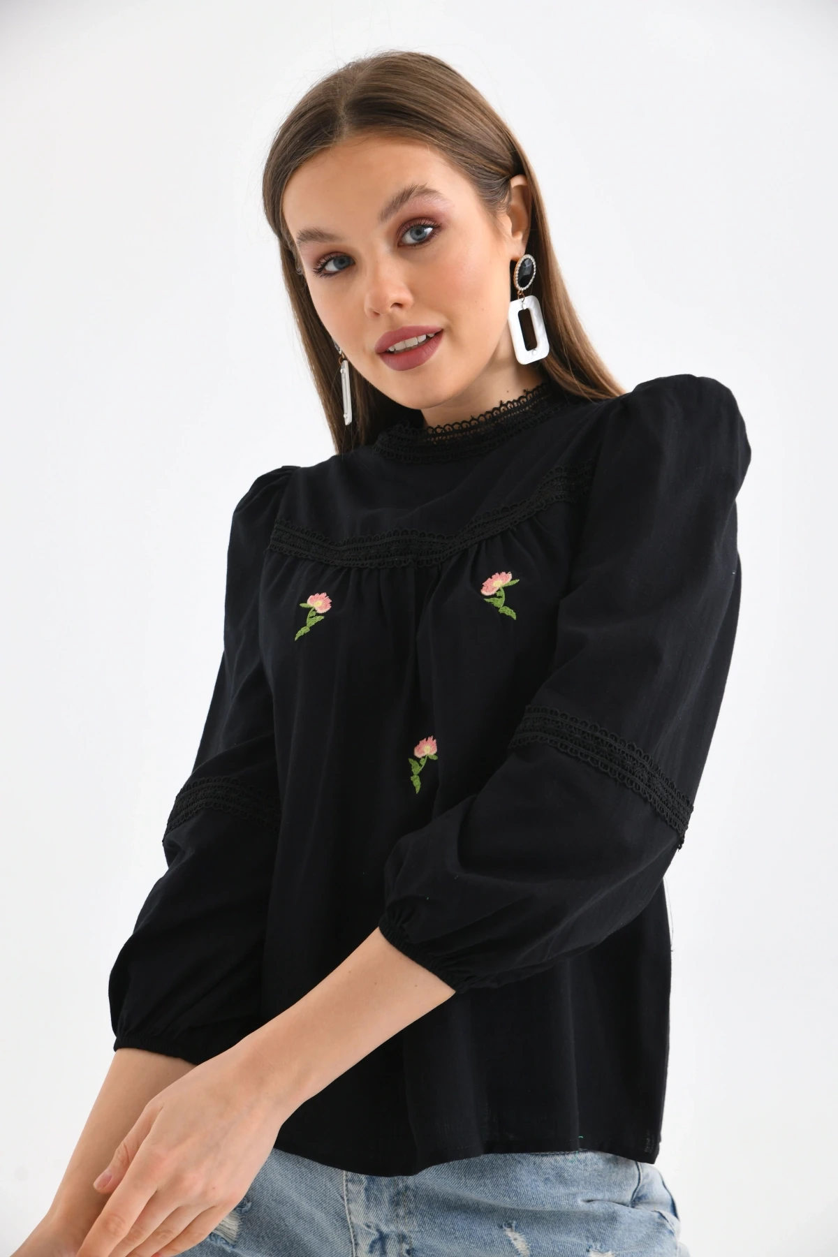 Kadın Uzun Kol Güpür Detay Nakışlı Keten Bluz