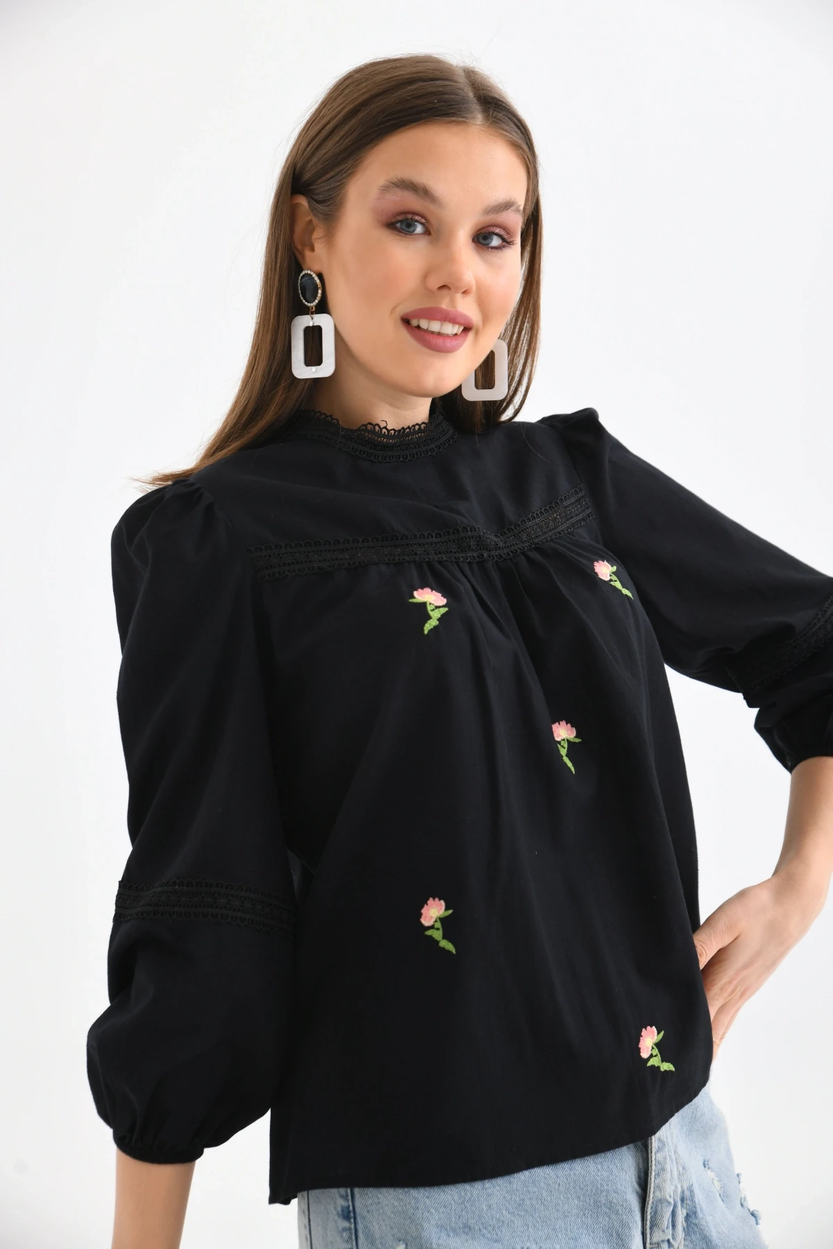 Kadın Uzun Kol Güpür Detay Nakışlı Keten Bluz