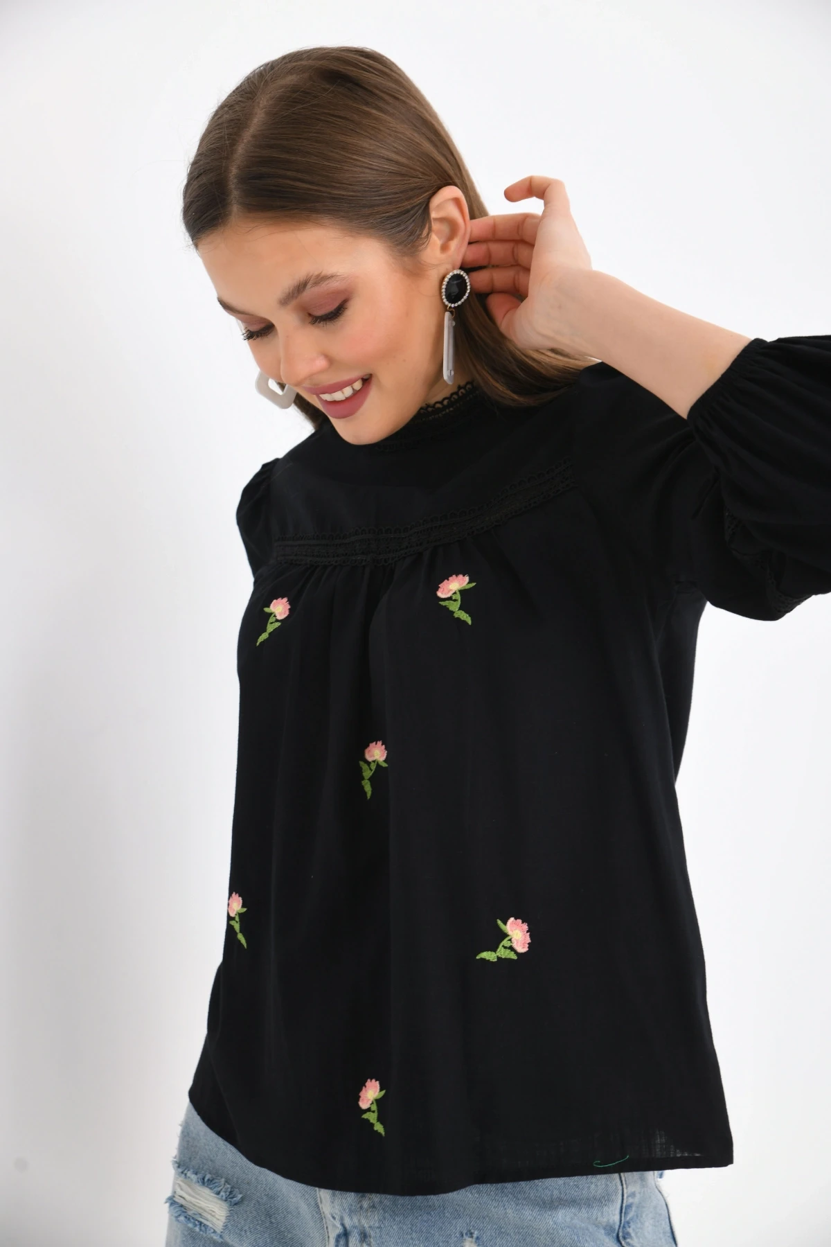 Kadın Uzun Kol Güpür Detay Nakışlı Keten Bluz