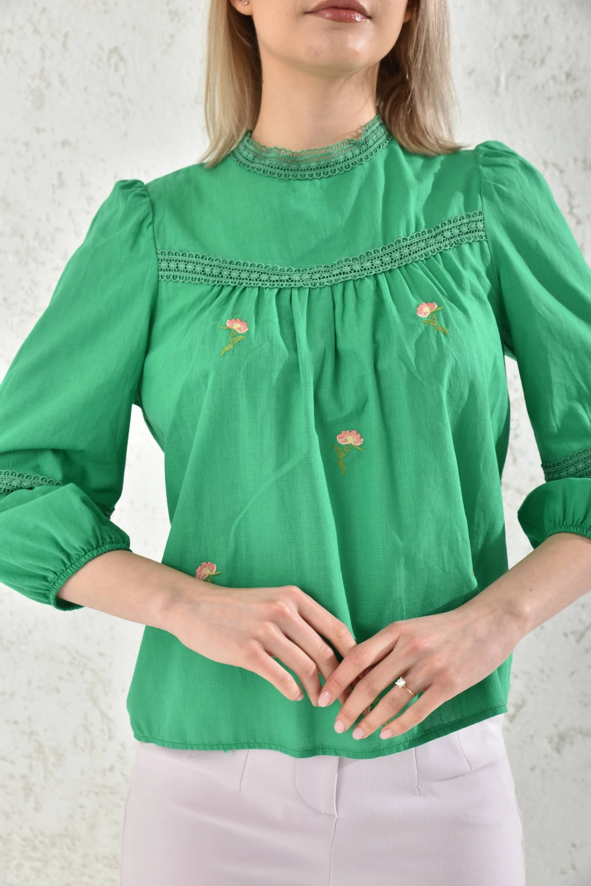 Kadın Uzun Kol Güpür Detay Nakışlı Keten Bluz