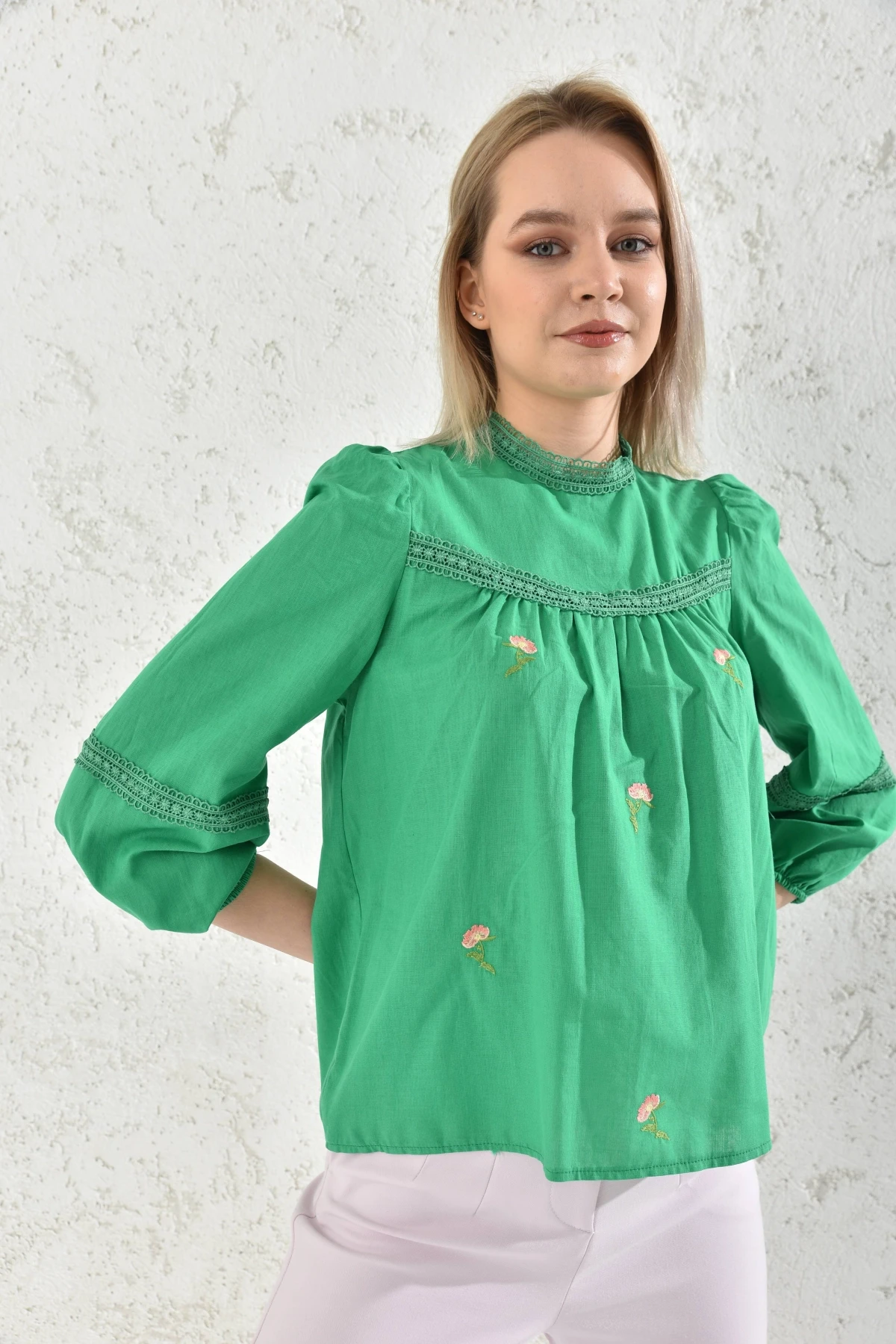 Kadın Uzun Kol Güpür Detay Nakışlı Keten Bluz