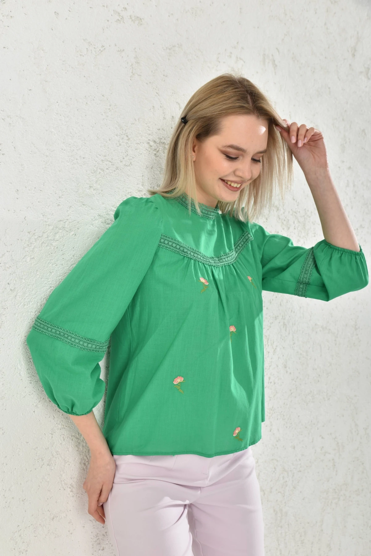Kadın Uzun Kol Güpür Detay Nakışlı Keten Bluz