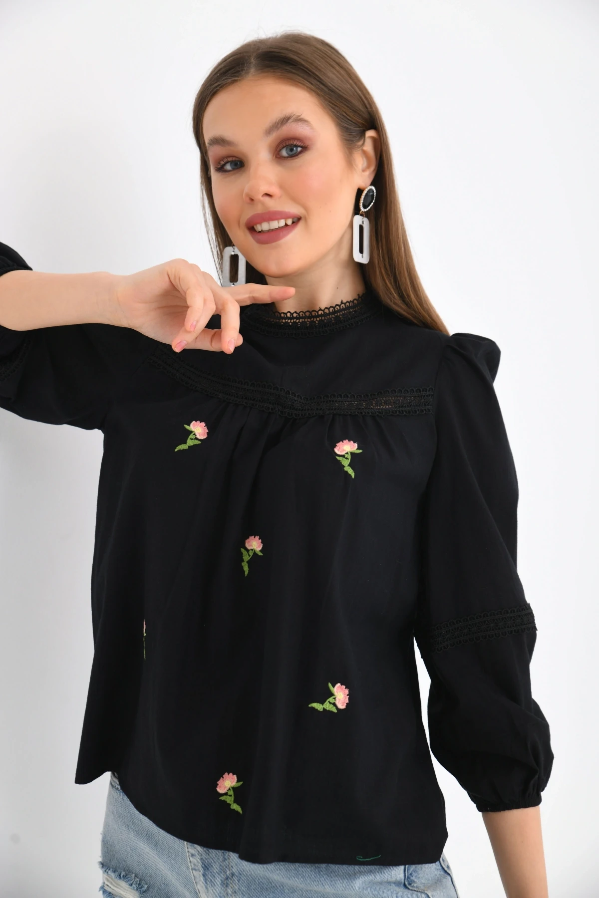 Kadın Uzun Kol Güpür Detay Nakışlı Keten Bluz