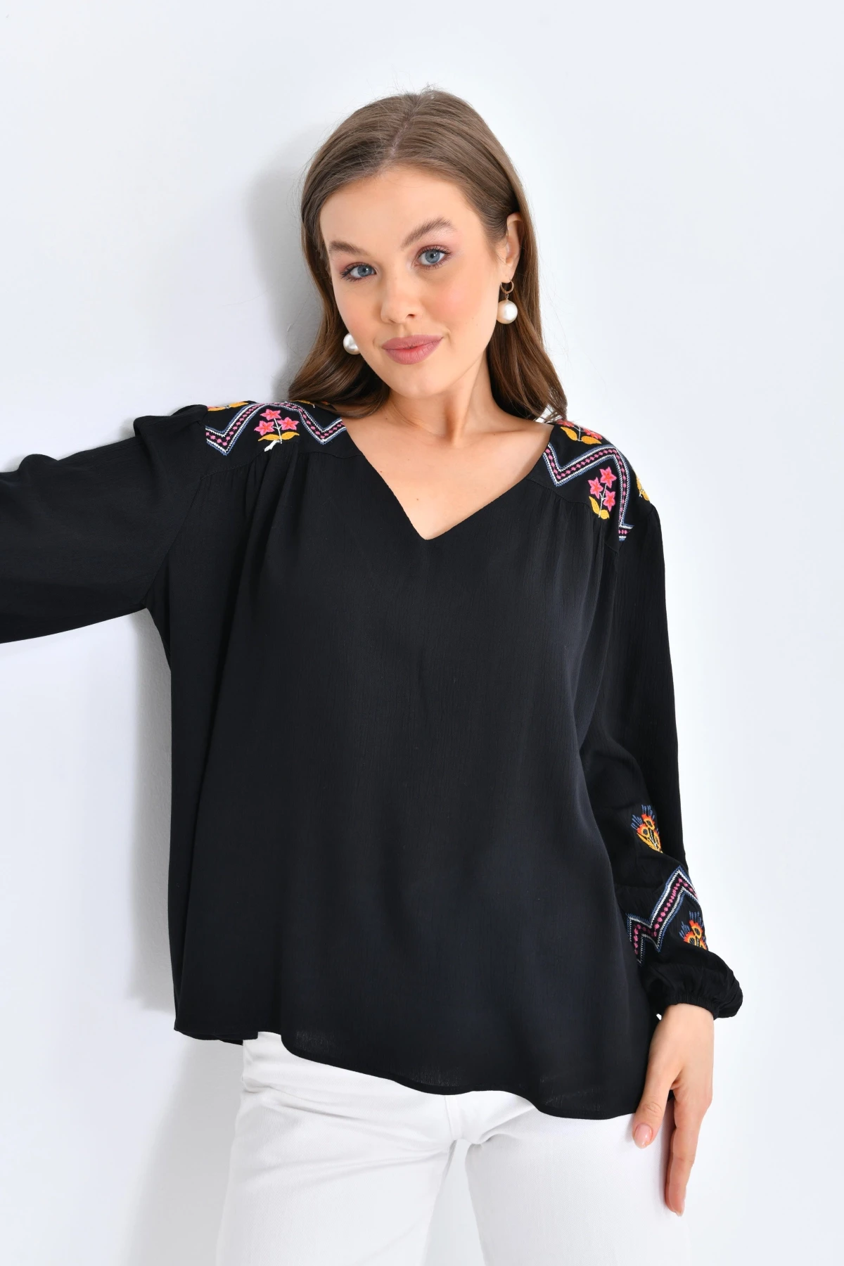 Kadın Uzun Kol V Yaka Nakış Detaylı Salaş Bluz