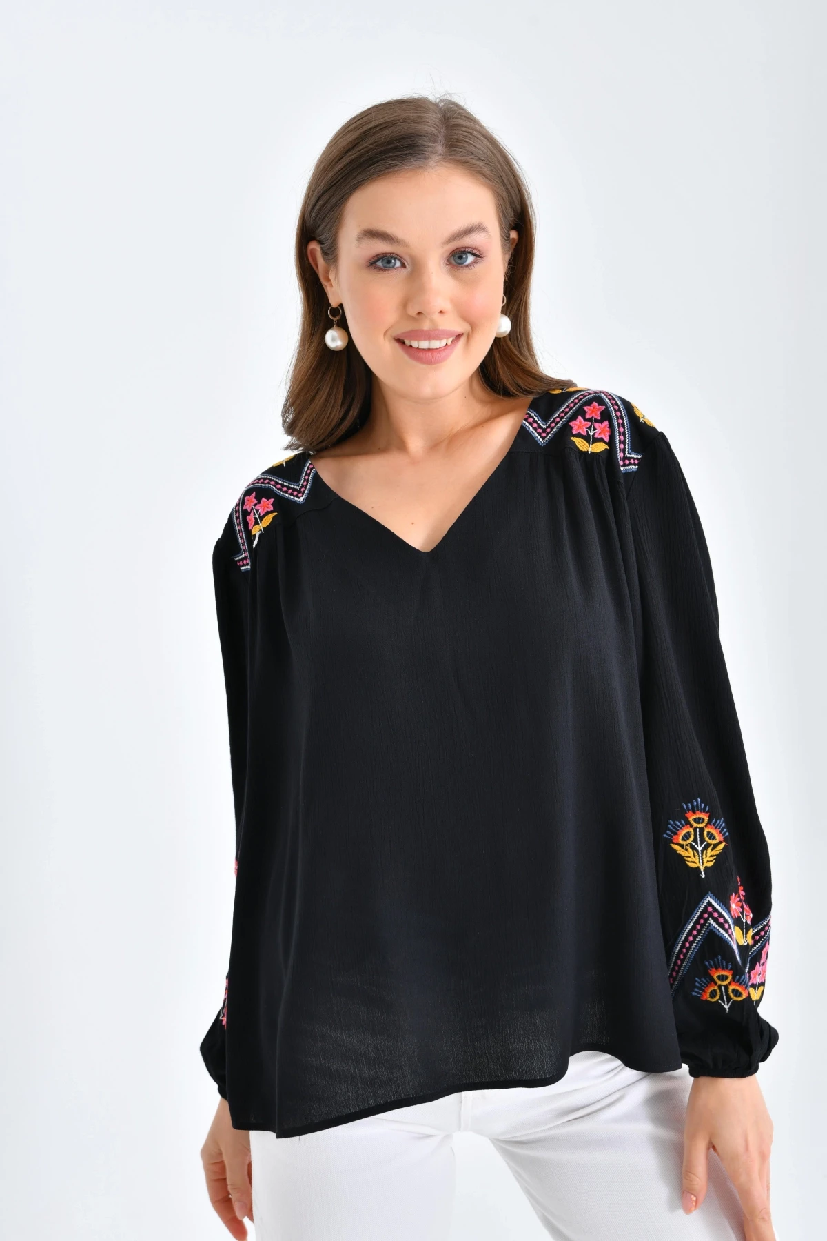 Kadın Uzun Kol V Yaka Nakış Detaylı Salaş Bluz