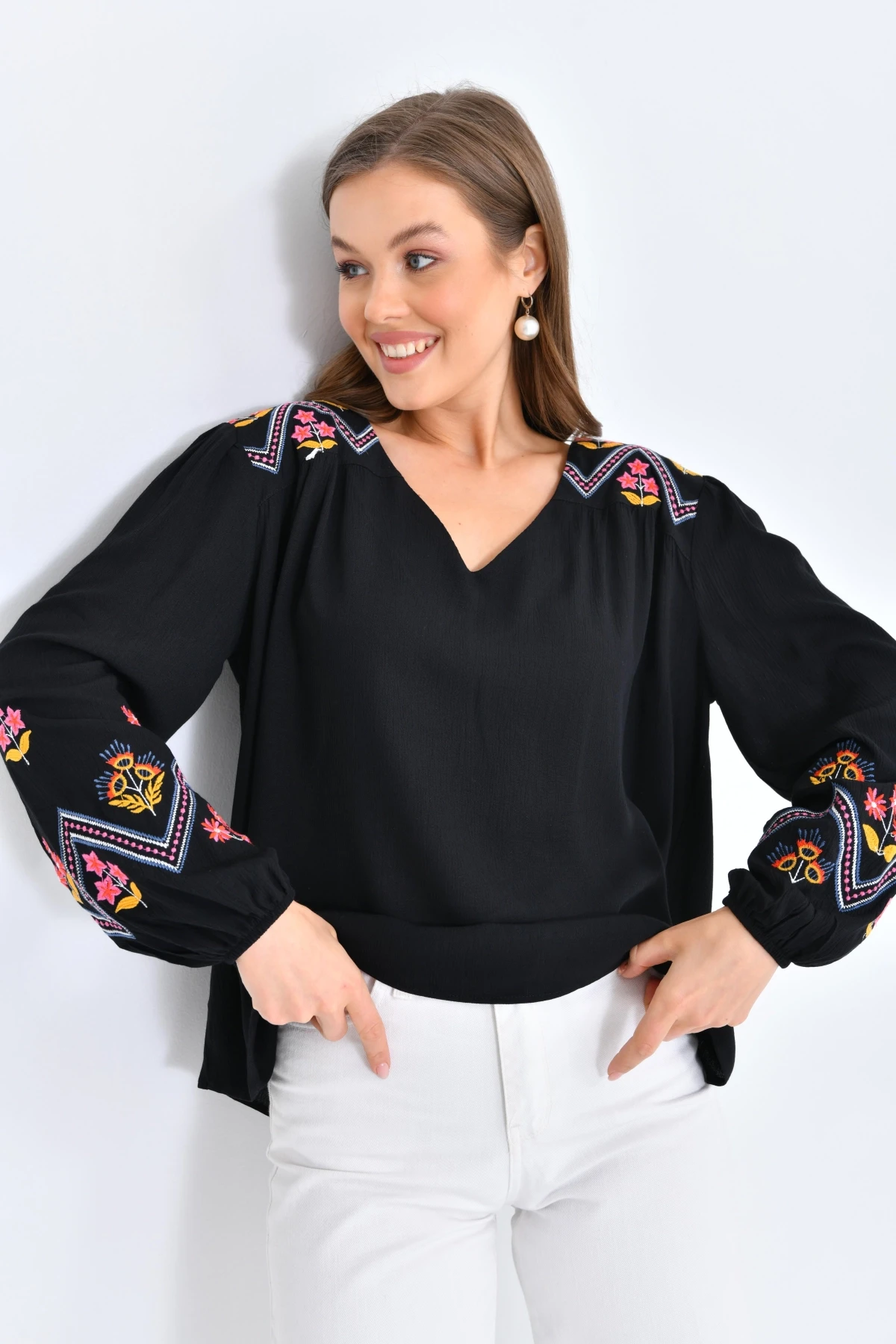 Kadın Uzun Kol V Yaka Nakış Detaylı Salaş Bluz