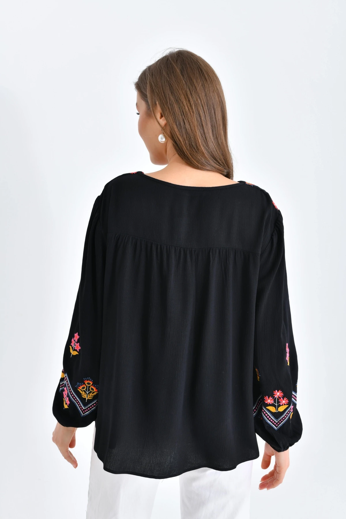 Kadın Uzun Kol V Yaka Nakış Detaylı Salaş Bluz