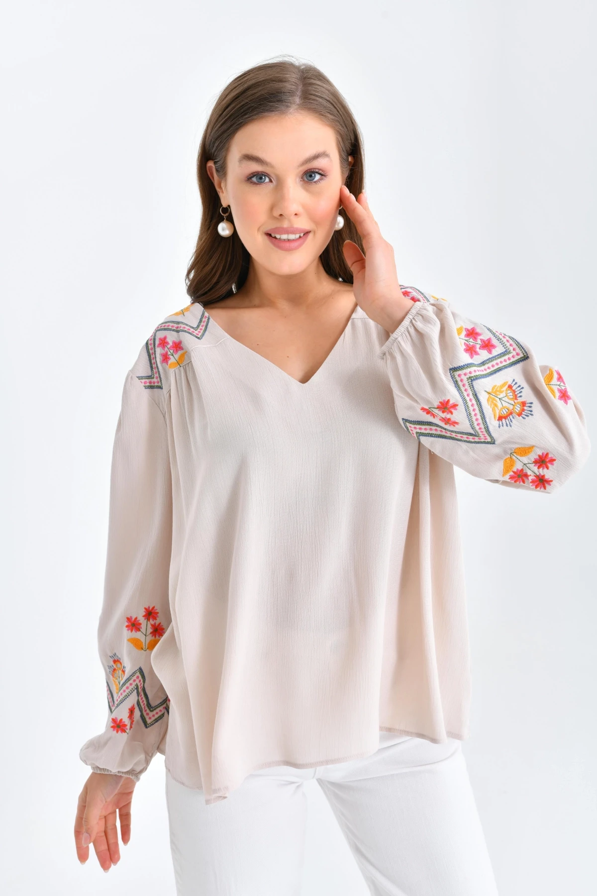 Kadın Uzun Kol V Yaka Nakış Detaylı Salaş Bluz