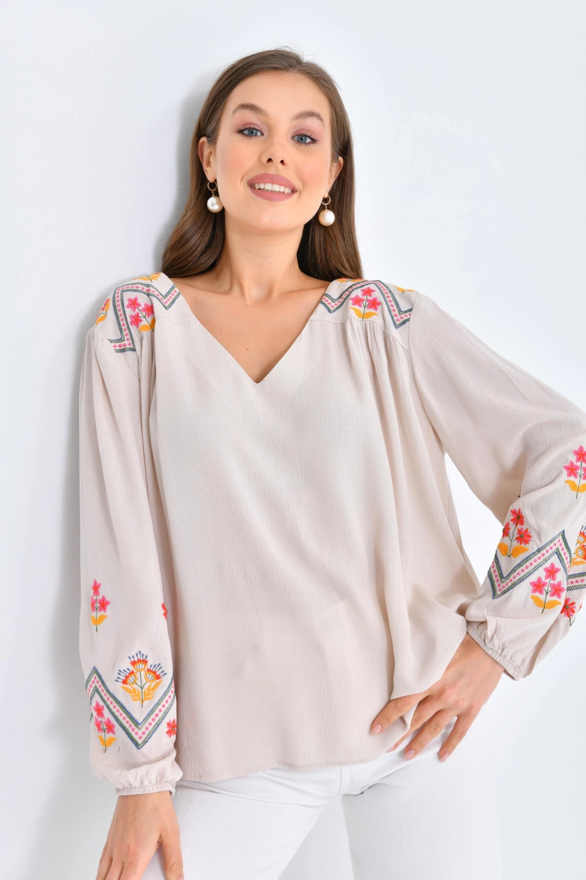 Kadın Uzun Kol V Yaka Nakış Detaylı Salaş Bluz