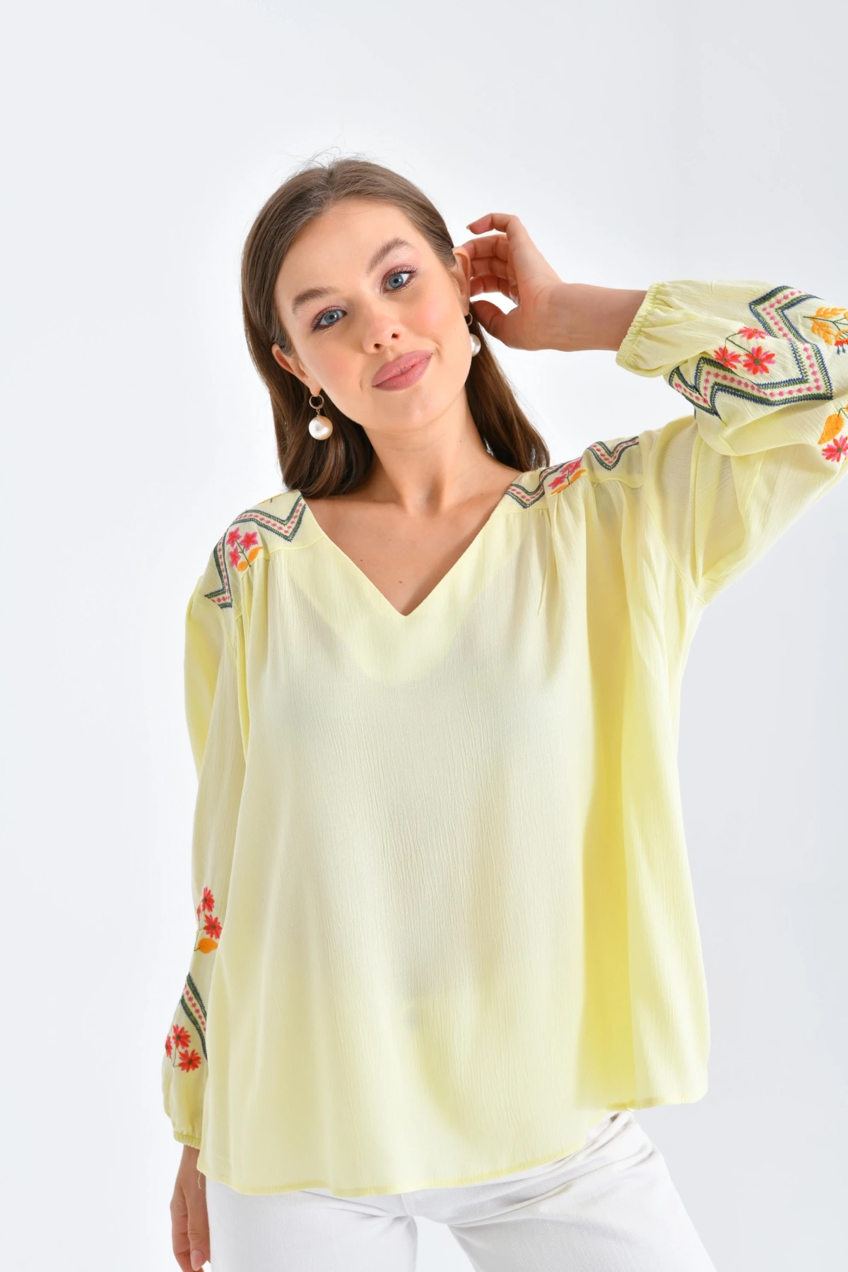 Kadın Uzun Kol V Yaka Nakış Detaylı Salaş Bluz