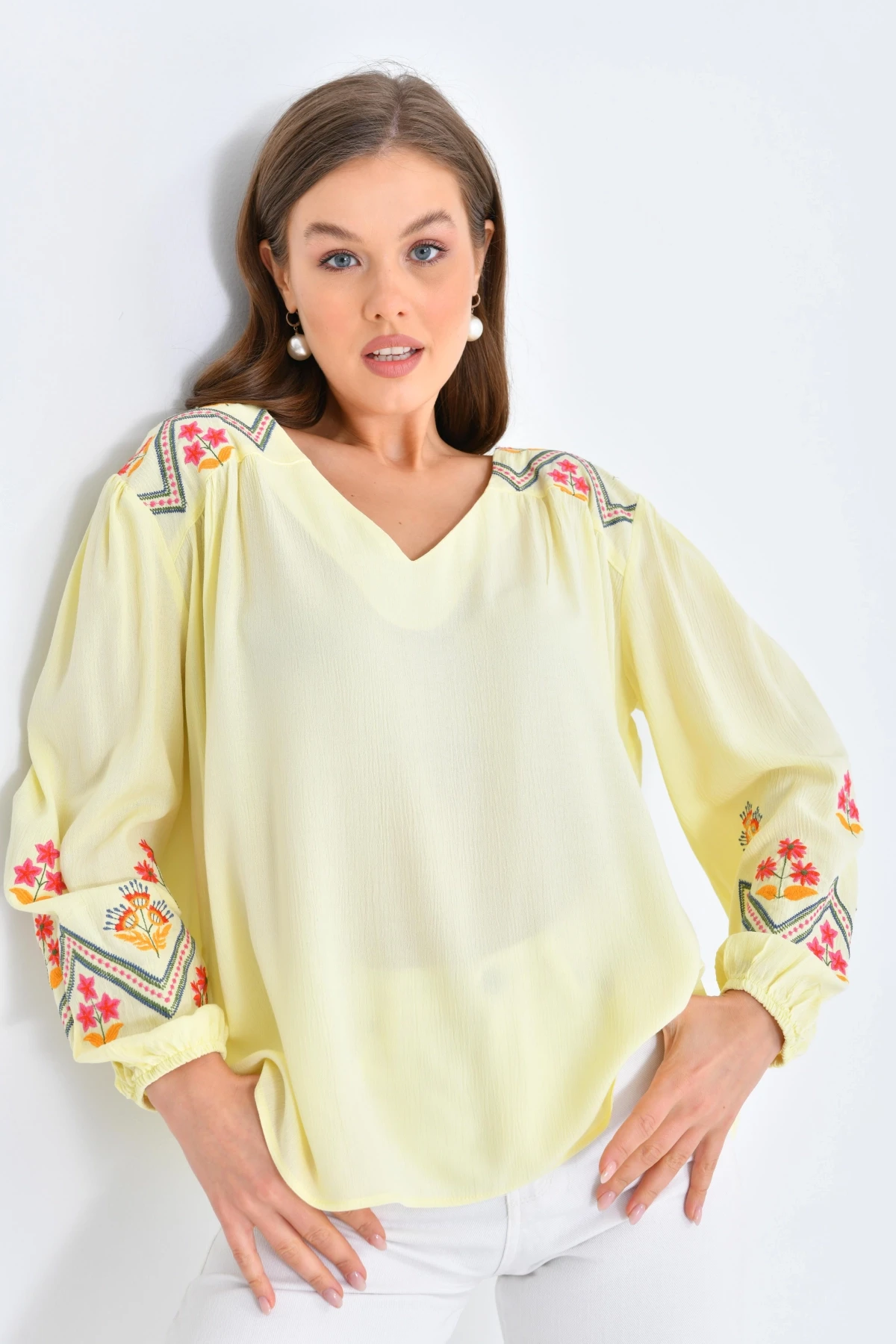 Kadın Uzun Kol V Yaka Nakış Detaylı Salaş Bluz