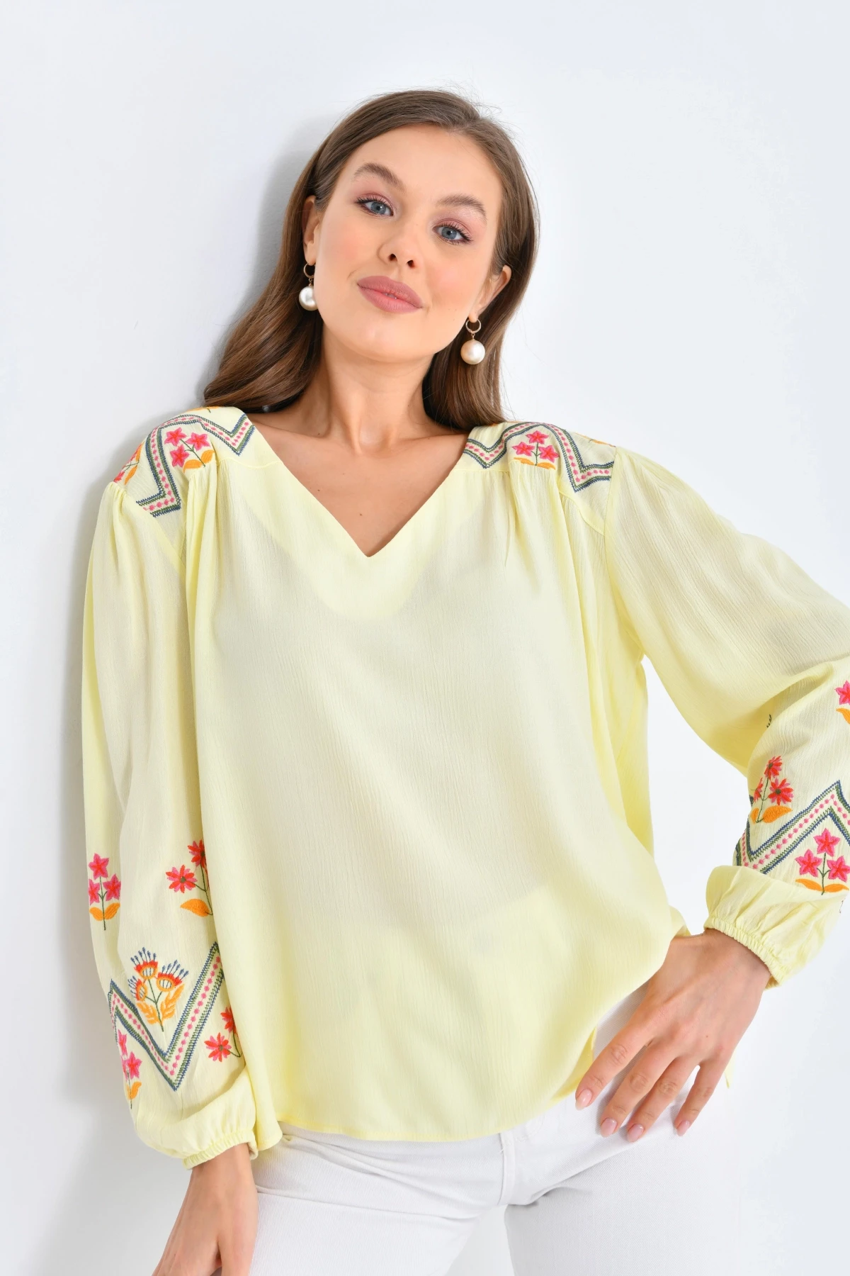 Kadın Uzun Kol V Yaka Nakış Detaylı Salaş Bluz