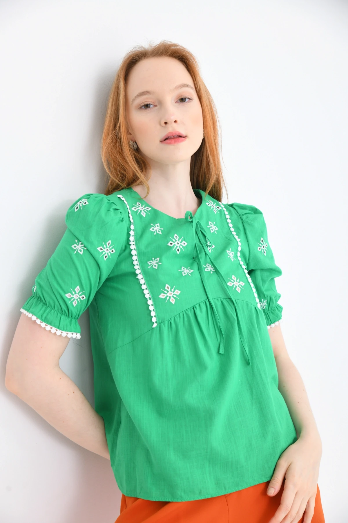 Bisiklet Yaka Bağlamalı Nakış İşlemeli Keten Gömlek