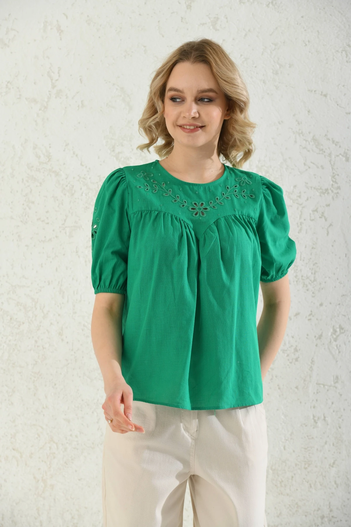 Bisiklet Yaka Nakış İşlemeli Keten Gömlek