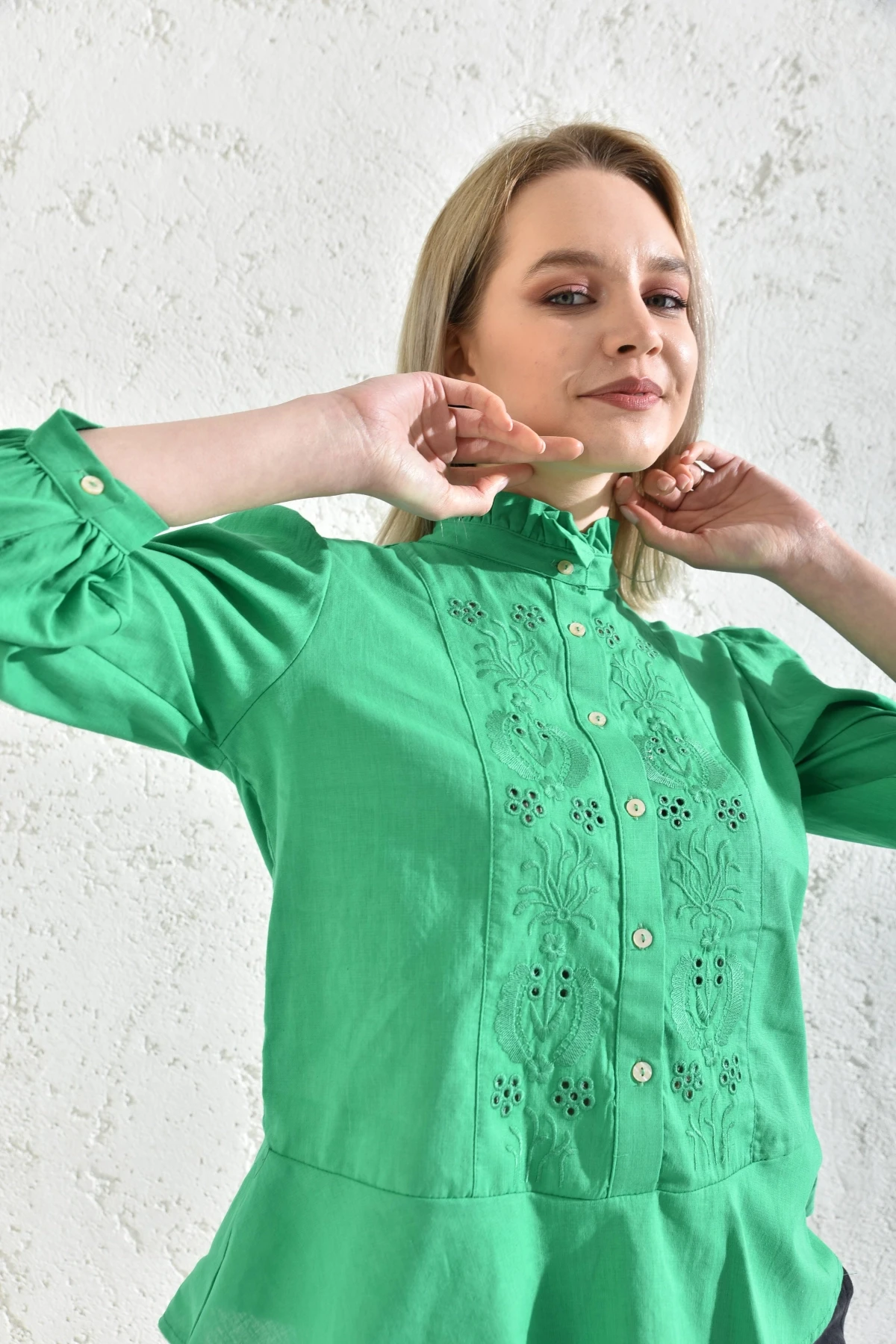 Kadın Yeşil Yakası Fırfırlı Düğme Detaylı Nakış İşlemeli Bluz